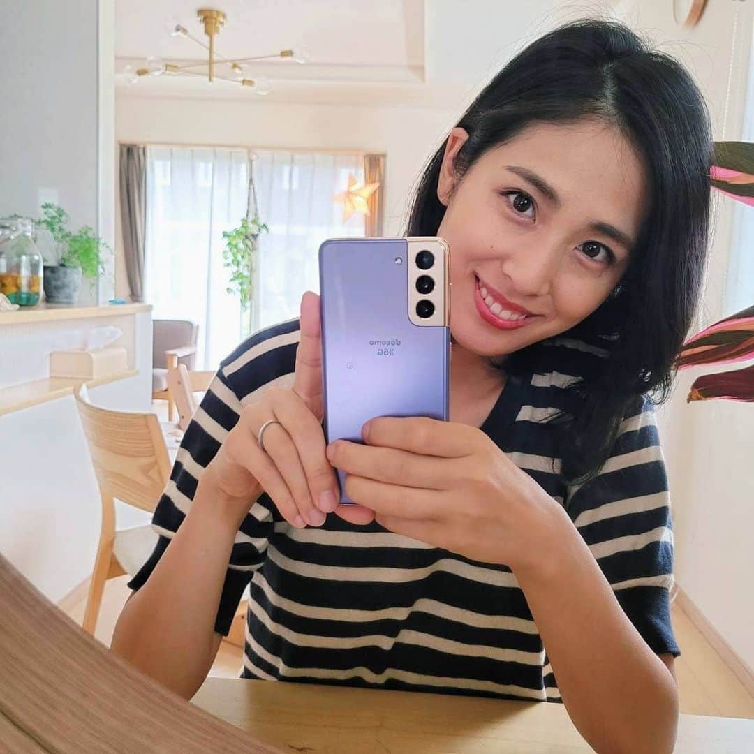 本仮屋リイナのインスタグラム：「今日から７月🌞☔🐌 わたしはスマホを替えました🤗 新しい相棒📱🐰  夫がGalaxy s21ultraにしたら、画質が感激の美しさで、わたしもほしい！となったのですが、ずっしりと重くて。 ちょっと画質は劣るけど小さめのGalaxy s21にしようか、どちらか悩み...悩んだときはタロットに相談！🔮🧙 (３枚目参照)  結果✴️ 左のultraのカードは、とても重そうな様子。 右のs21のカードは、喜びのカードで、幸せそうな様子がみえたので、タロットを信じ、小さい方をGETしました❤️❤️❤️  うれぴよ🐣💕  #雨の７月はじまリイナ #日常生活はみえまくリイナ #Galaxy #スマホ #タロット #本仮屋式 #TROTT #占い #JULY #instadaily #instagood #followme #sdgs #eco #サステナブル #おうち時間」