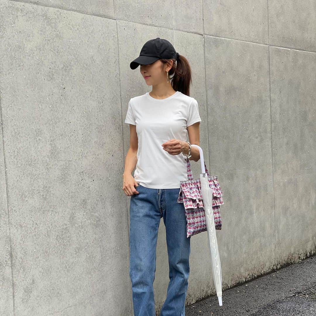 木本泉さんのインスタグラム写真 - (木本泉Instagram)「- 梅雨ですね☔️ 楽ちんコーディネート👖  cap #fleur_clothes T shirt #theory denim #redone sneaker #celine bag #fleur_bag」7月1日 18時45分 - izumikimoto