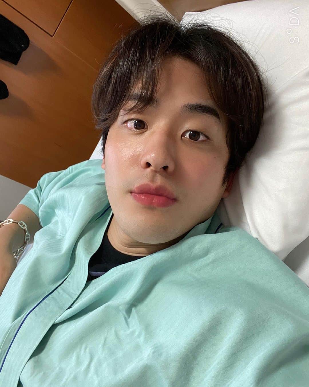 坂井聖人のインスタグラム：「お久しぶりです！ 突然ではありますが、明日の7月2日に手術することになりました、、、 今は病院で入院してます。 4年前は右肩で、もう手術は絶対したくないと思ってましたが、次は左肩が悪化して検査したところ早急に手術という結果になってしまいました、、😨 いつも強がってたんですけど、正直めちゃくちゃ怖いです😂😂😂 でも必ず強くなってかえってきます！ 引き続き応援よろしくお願いします😭🙇‍♂️」