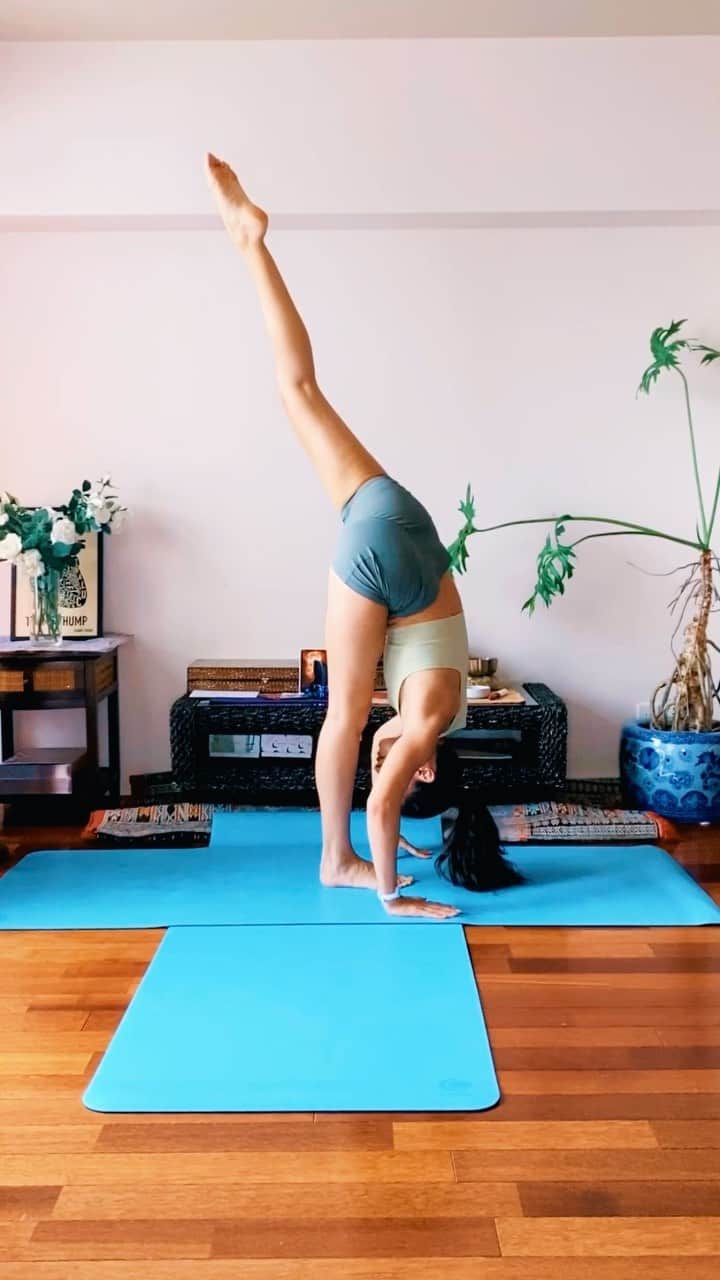 メロディー洋子のインスタグラム：「It’s not perfect. It’s evolving. 🙏🏽❤️✨  #yoga #yogapractice #yogainspiration #yogalife #love #compassion」
