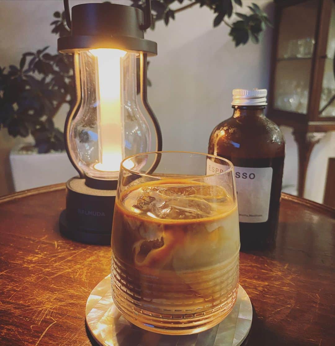 畑野ひろ子のインスタグラム：「@mifuneyamacoffee のカフェラテベース。 エスプレッソ感がたまらない。 グラスに氷を入れて、カフェラテベースと牛乳をお好みの割合で入れるだけ❤️ 美味しいカフェラテって本当幸せ🥰」