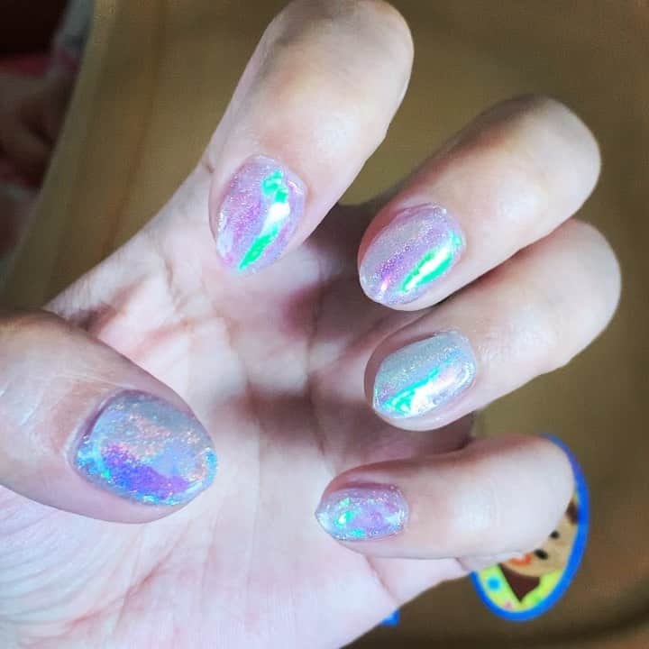 上木彩矢のインスタグラム：「久々にネイル💅早くサロンでやりたいなぁ…セルフはリーズナブルに出来るけど手間がね😅 夏らしく爽やかに🍧  あ、テーブルに姫様が初めてシールを貼り付けました☺️なんで愛しいんだ🤦‍♀️❤️」