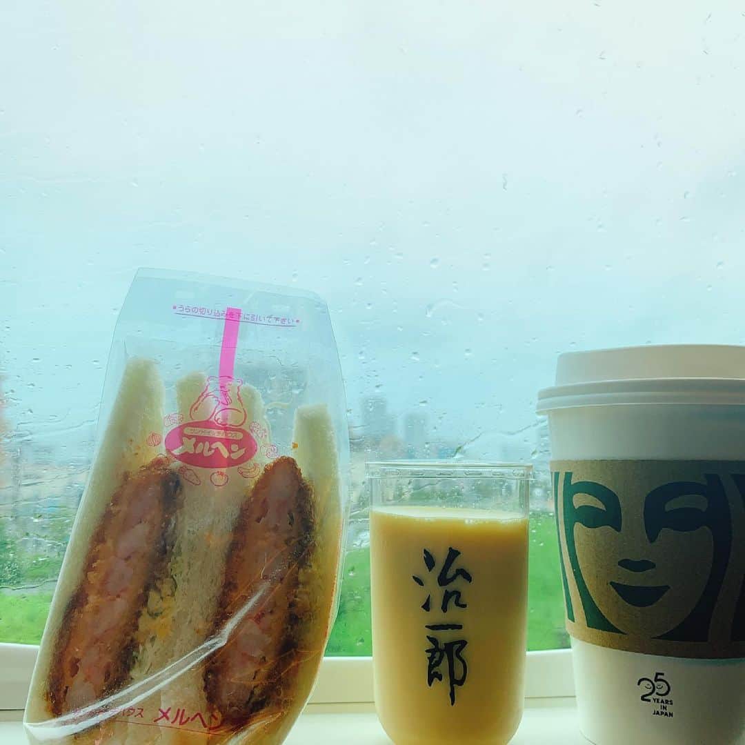 野々村友紀子さんのインスタグラム写真 - (野々村友紀子Instagram)「昨日は結婚記念日の お祝いメッセージを たくさんありがとうございました😊  全てありがたく 読ませていただいております。  東京もたくさん雨が降っています。 窓際のスタ子さんも物憂げです。 無事名古屋まで辿り着けるかなー  朝食は、 万が一新幹線が大雨で 止まってしまった時用に、 治一郎のプリンを買ってみました。 これ食べて乗り切るんや！ （気になるカラメルソースは後かけタイプです。ご安心ください）  あとはメルヘンの海老カツサンド。  大雨の地域の皆さま、 お気をつけくださいね。  本日は【ゴゴスマ】生放送です✨」7月1日 10時23分 - nonomura_yukiko