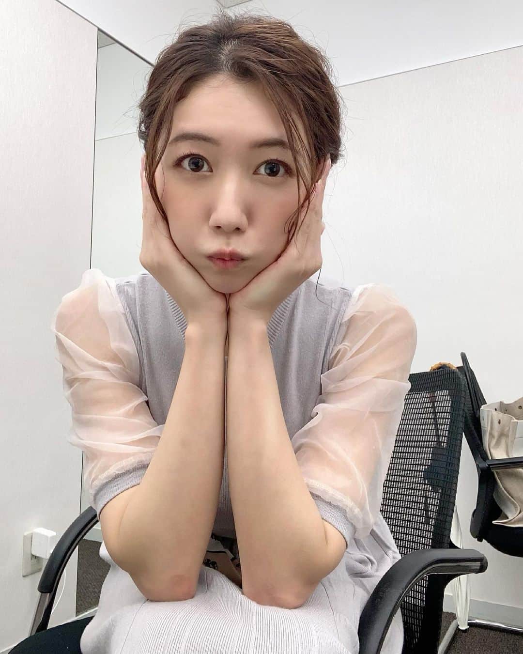 穂川果音さんのインスタグラム写真 - (穂川果音Instagram)「おはようございます！ 今日から7月ーー💦 今年も後半に突入してしまった、、、😭早すぎる、、。  ともかく、2021年の後半もよろしくお願いします😊  #1年早い #毎年言ってる」7月1日 10時25分 - hokawakanonn