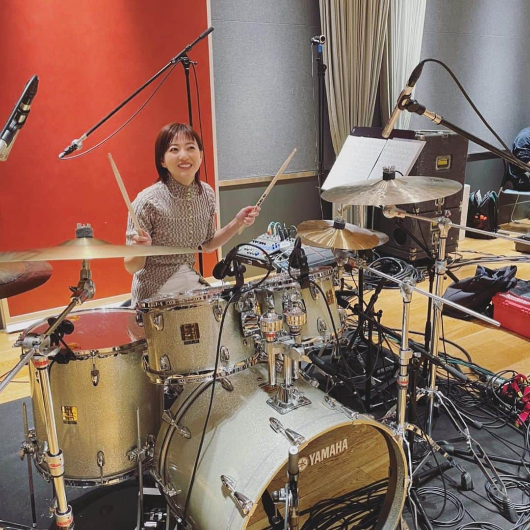 伊藤千晃のインスタグラム：「ライブリハに入るとす〜ぐドラムが叩きたくなる🥁 できないのに音が出るだけでテンション上がる楽器（笑） ⁡ 家に簡単に置けるものではないし、こういう機会だからこそとことん触りたくなる衝動😗 ⁡  #息子にもやらせたい  #ドラム #マボちゃんがおにぎり食べなが入ってくるの可愛い　🤣❤️」
