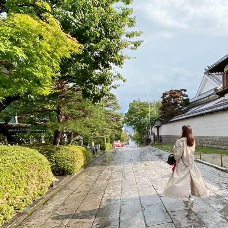 音月桂さんのインスタグラム写真 - (音月桂Instagram)「個性的なネイルにして ビビットカラーの服を選ぶ 普通を装ってるけど イヤホンの向こうからは 今すぐ踊り出したくなるような 熱いSummer song ☺︎ ☺︎  夏本番へのカウントダウンな7月…らぶ。  I hope everyone is well and happy ♡  #july  #いつかのお散歩」7月1日 11時13分 - keiotozuki_official