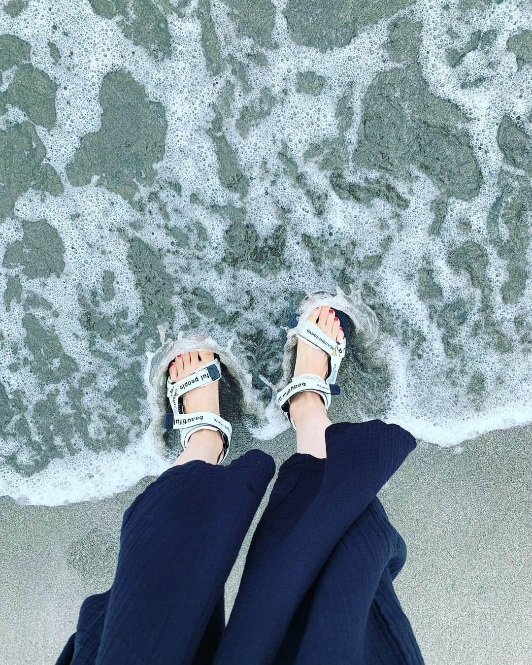 安田美沙子さんのインスタグラム写真 - (安田美沙子Instagram)「いつかの海🏖 10年ぶりのサーフィン🏄‍♀️  息子はひたすら、必死で砂に潜ろうとする貝をほじくっていました。笑 自然がおもちゃっていいね🌈」7月1日 11時16分 - yasuda_misako