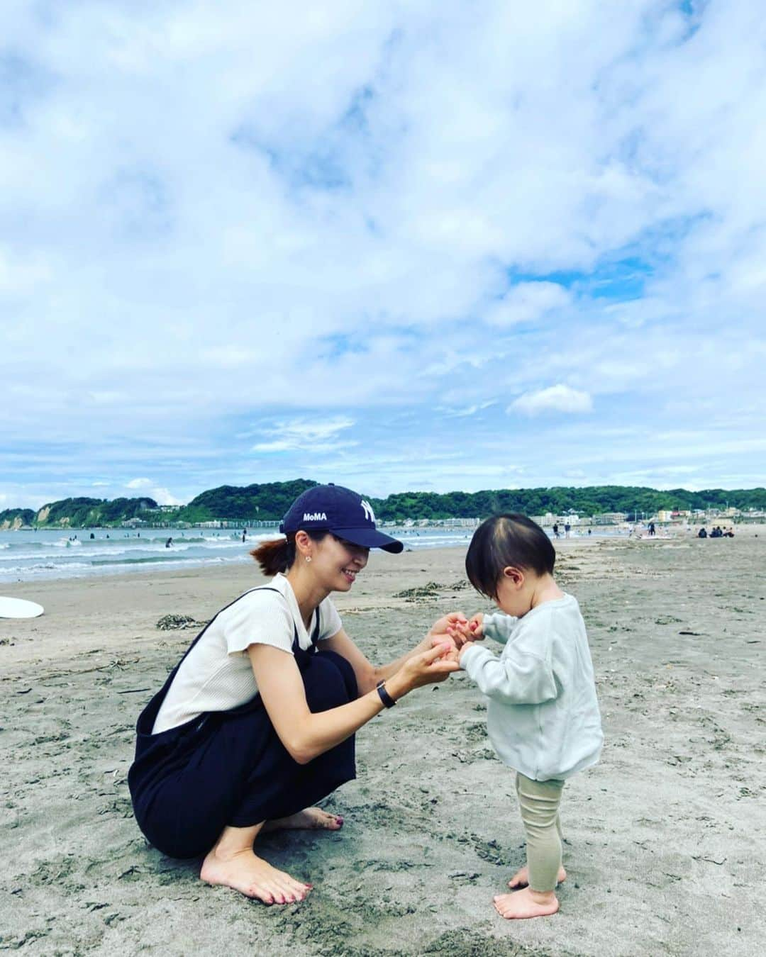 安田美沙子さんのインスタグラム写真 - (安田美沙子Instagram)「いつかの海🏖 10年ぶりのサーフィン🏄‍♀️  息子はひたすら、必死で砂に潜ろうとする貝をほじくっていました。笑 自然がおもちゃっていいね🌈」7月1日 11時16分 - yasuda_misako