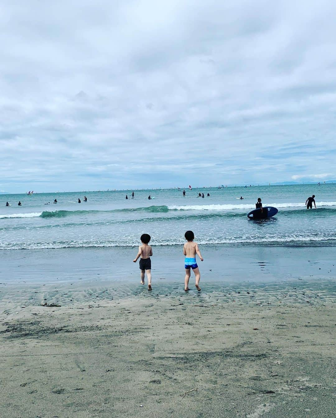 安田美沙子さんのインスタグラム写真 - (安田美沙子Instagram)「いつかの海🏖 10年ぶりのサーフィン🏄‍♀️  息子はひたすら、必死で砂に潜ろうとする貝をほじくっていました。笑 自然がおもちゃっていいね🌈」7月1日 11時16分 - yasuda_misako