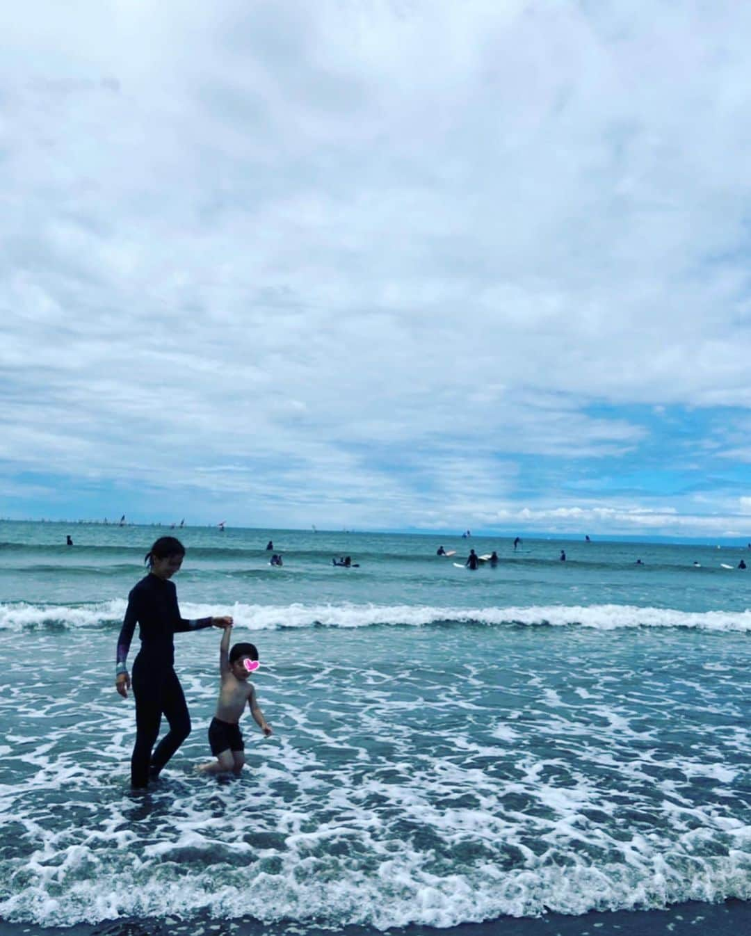 安田美沙子さんのインスタグラム写真 - (安田美沙子Instagram)「いつかの海🏖 10年ぶりのサーフィン🏄‍♀️  息子はひたすら、必死で砂に潜ろうとする貝をほじくっていました。笑 自然がおもちゃっていいね🌈」7月1日 11時16分 - yasuda_misako