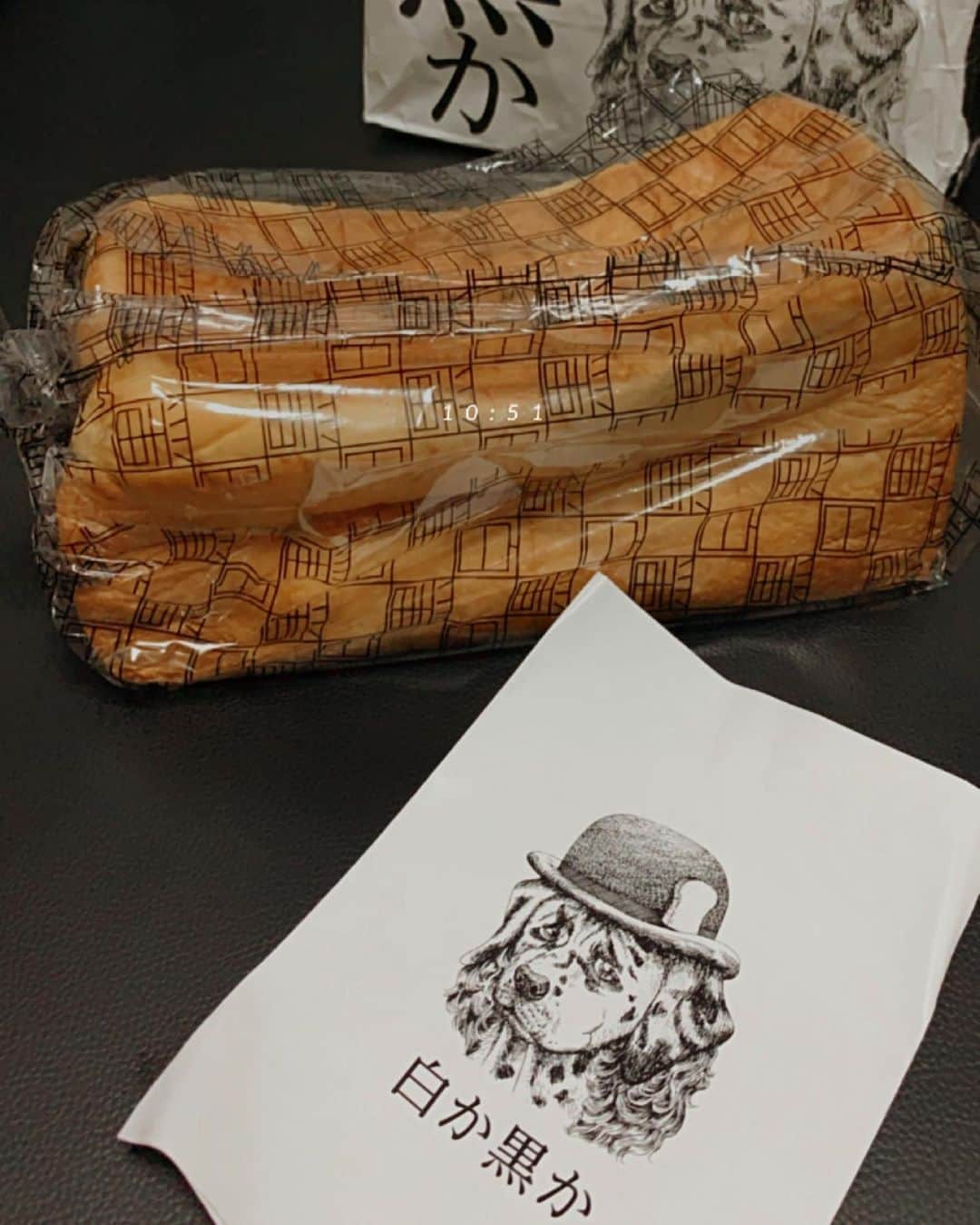 ふーぽんのインスタグラム：「@shirokakuroka 🍞🤍🖤  1番大好きな食パン。 この食パン食べたら他の 食パン食べても物足りない😮‍💨 写真ないけどラスクも 絶品すぎて虜になったたまらん🤤💕 無くなったらまた買いに行こ。  #白か黒か#食パン#食パン専門店」