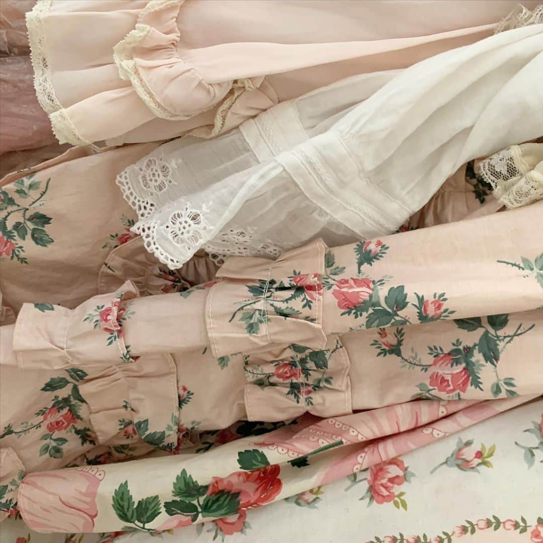 酒元麻衣（まいへー）のインスタグラム：「クローゼット整理🤍  やっと明日スマホケースのサンプルが届く🥰🥰 とても楽しみ🙏🥰🙏もう少し待っててください…！ 今回はほぼ全ての機種の方に届けられるよう、 受注販売にする予定です🥰iPhoneもAndroidの方も🥰 デザインは2種類です😻」