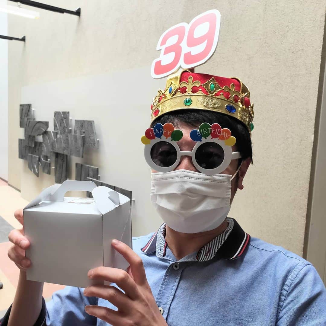 札幌テレビ「どさんこワイド朝」のインスタグラム：「きょう7月1日は藤井孝太郎アナのお誕生日！  ということで、放送終わりに、 誕生日っぽいものを身につけてもらいました。 誰かわからなくなってしまいましたが、藤井アナですよ！  お誕生日おめでとうございます！ . . #どさんこワイド朝 #藤井孝太郎  #39歳 #お誕生日 #おめでとうございます  #冠 #グラサン #マスク #ケーキ  #不審者感すごい #めでたい」
