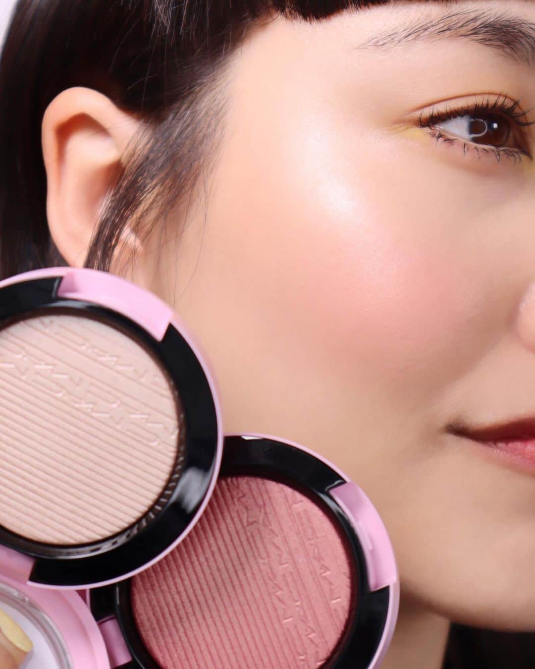 M∙A∙C Cosmetics Japanのインスタグラム：「【本日全国発売！】 肌に美しいツヤと輝きを宿す「エクストラ ディメンション スキンフィニッシュ」💎 ハイライター＆チークの限定2色をラインアップ。目もとにもお使いいただけます👀✨ スワイプしてスウォッチをチェック👉  　 #MACBOTANICPANIC #MACボタニックパニック ㅤ Shot by M·A·C EVENT ARTIST Hatsuo Arisaka @hatsuo_mua」