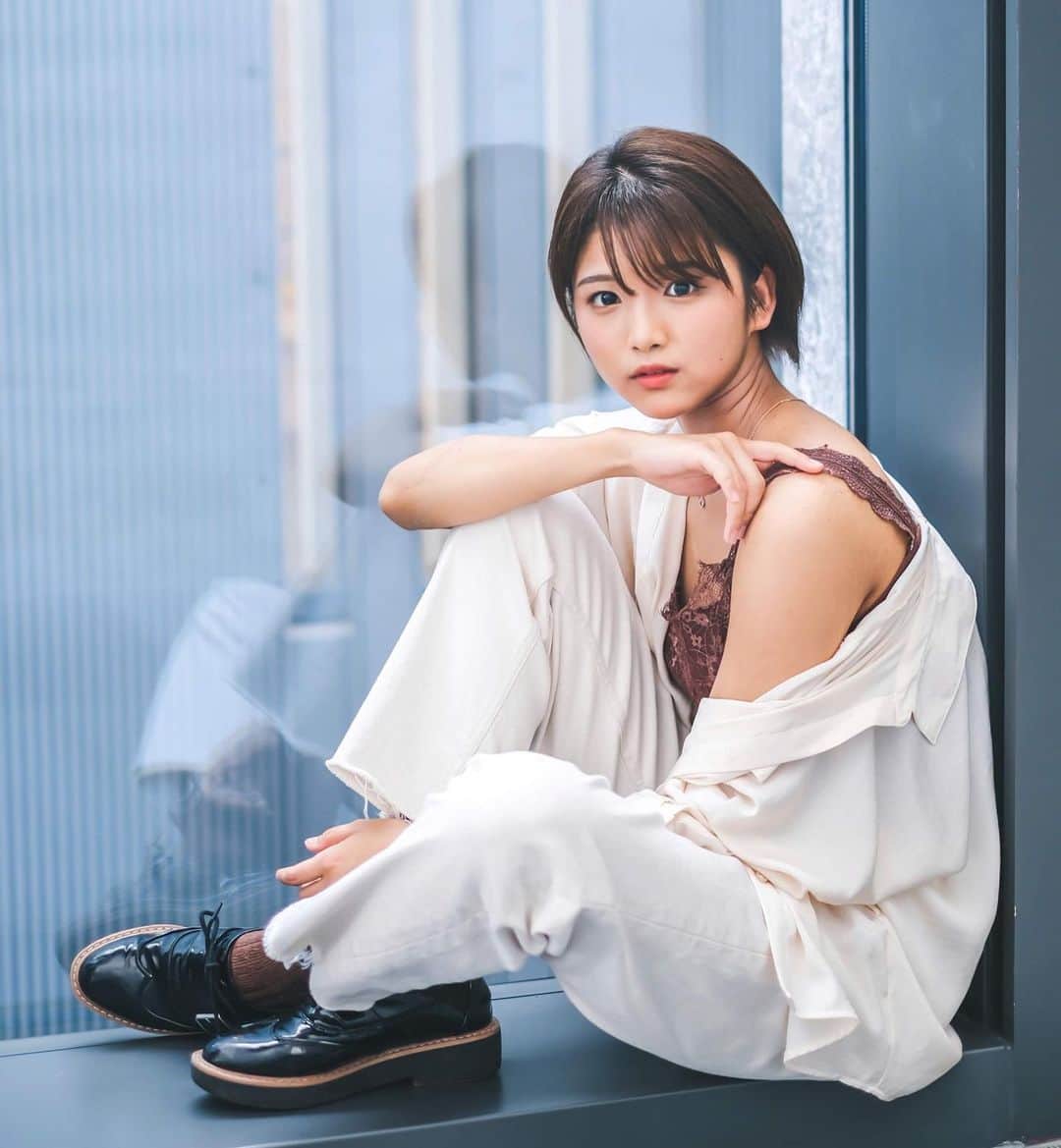 山本ゆうかのインスタグラム：「. . . 雨だから涼しくて感謝！！！！！！！ 早く秋にならんかなあ(気が早い) .  .  .  .  .  #夏の思い出 #イエベ秋 #色黒 #八重歯 #たぬき顔  #portrait #ポートレート #撮影会モデル #ポートレートモデル  #関西サロモ #関西サロモ募集 #被写体 #ポートレートしま専科  #キリトリセカイ #スクリーンに恋して #カメラマンさんと繋がりたい  #ショートカット #ショートヘア #ショートヘアアレンジ #兵庫県立美術館　#雨撮影　#ベージュコーデ #ホワイトコーデ」