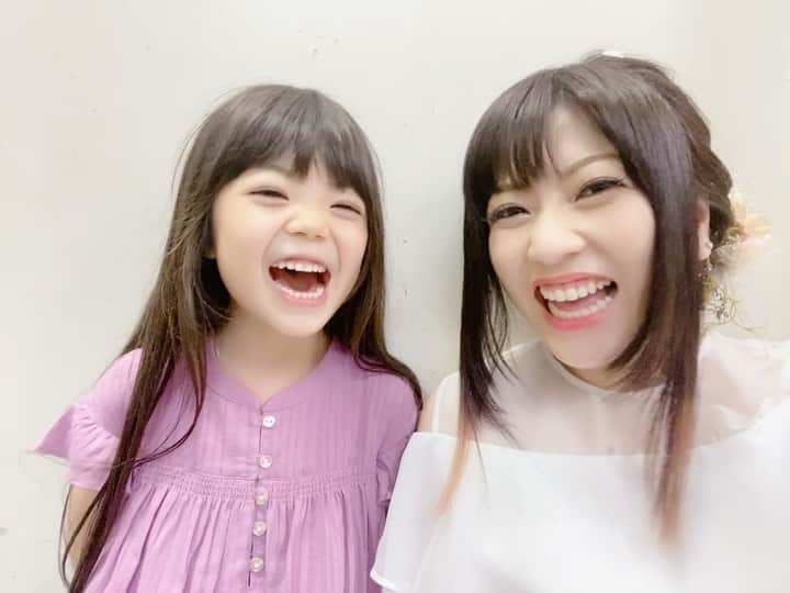 鈴華ゆう子のインスタグラム：「#カンパニュラ　のMVに出演してくれた  #河野彩吹 ちゃん5歳！ とても可愛くて( ´•̥̥̥ω•̥̥̥`)♡ 折り紙交換したりして遊んだよ。MVラストのイラストも彩吹ちゃん作！  #鈴華ゆう子  #yukosuzuhana  #campanula」