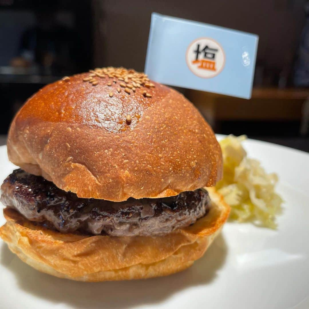 渡辺満里奈さんのインスタグラム写真 - (渡辺満里奈Instagram)「🍔  ハンバーガーデート🤤 お肉！の旨み！ シンプルで美味しかった✨ ★ #超久しぶりのふたり外食 #おしゃれバーガーにいぶかしげな夫も #完食 #満足 @burgerpolice_himonya」7月1日 13時08分 - funnyfacefunny