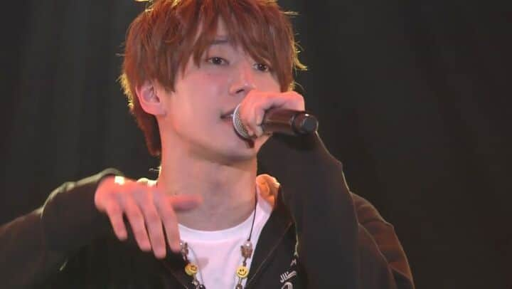 ジュンのインスタグラム：「•200228 | Circle of Love Performance [Jun (from U-KISS) Live 2020 -22-] . I'm in love with his sweet voice💙 . ×Follow @JunUKISS for more .  #jun #junyoung #leejunyoung #ukiss #unb #iraniankissme #Kpop #kpopboys #maknae #Kdrama #avengerssocialclub #goodbyetogoodbye#classoflies #mrtemporary #goodcasting #pleasedontmeethim #imitation #shax #kwonryuk #준 #이준영 #유키스 #유앤비 #미스터기간제 #스웨그에이지 #이미테이션 #이미테이션닷컴 #샥스 #권력 @ukiss_jun97 & @leejunyoung_ig & @real.shax」