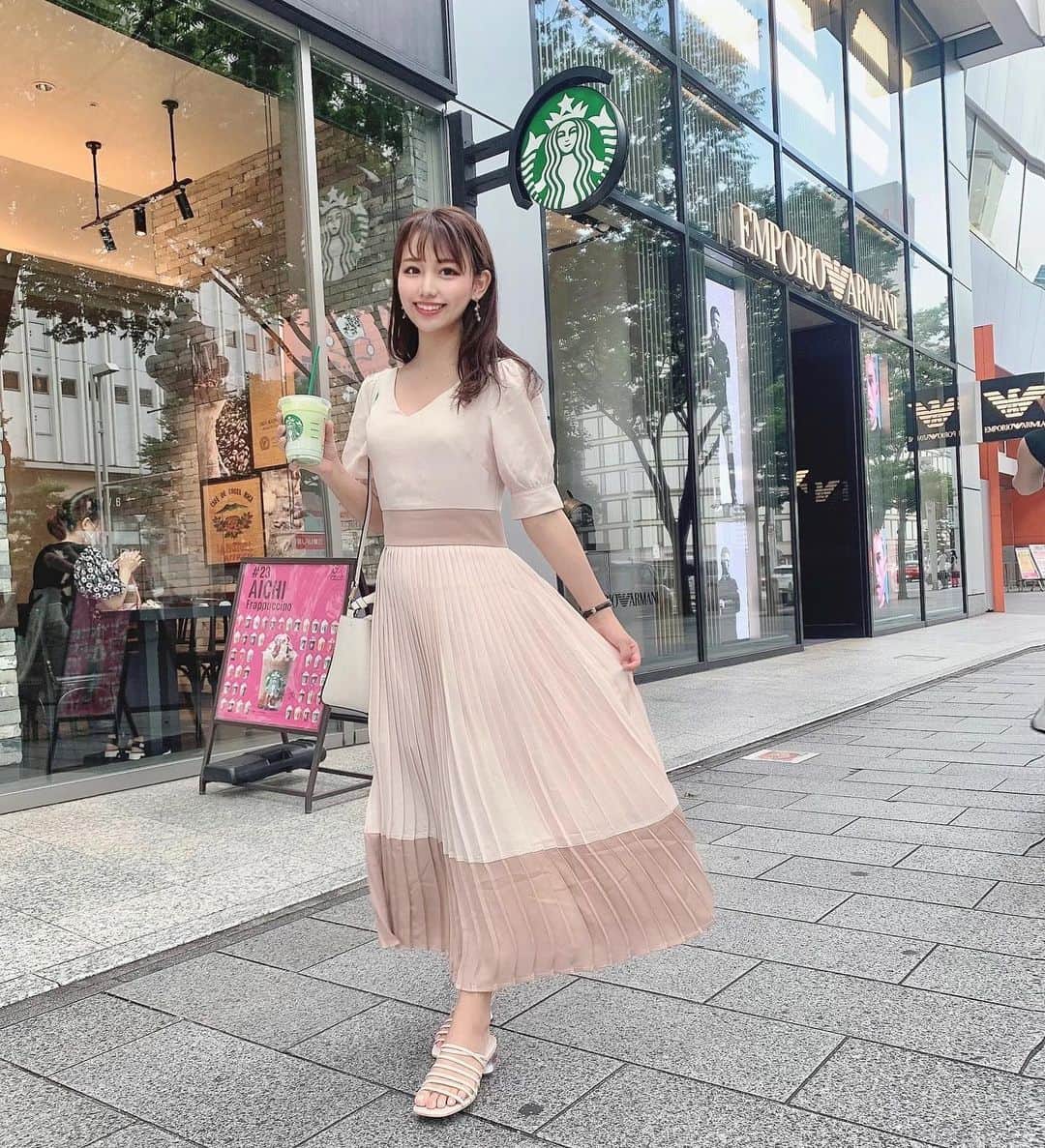 のインスタグラム：「⋆  最近雨の日続きだね〜😗 急に降ったりするから 小さい傘を鞄の中に忍びこませてます🌂  晴れた時はるんるんで外出してる☺️ りほちゃんとスタバに行くと、 おすすめカスタマイズ教えてくれるの〜  この日は抹茶ティーラテの ブレベミルク変更、エクストラミルク🥛 氷少なめにしてもらった🤍  家族だから味の好みわかってくれてて めちゃ好きな味だった😌✨  ootd𓈒𓏸 one-piece〻 @micoameriofficial  sandals〻 @sango_nofall_online  bag〻 @toryburch   ミコアメリの新作ワンピース❤︎ スカート部分のプリーツがひらっひらって揺れて可愛い〜🥰  ウエストがキュッとなってるので スタイルアップ効果もあります💭  #micoameri #ミコアメリ #ootd #fashion #instafood #instagram  #hairstyle #outfit #code #instafashion  #ファッション #撮影 #ヘアスタイル #ヘア  #コーディネート #コーデ #今日の服」