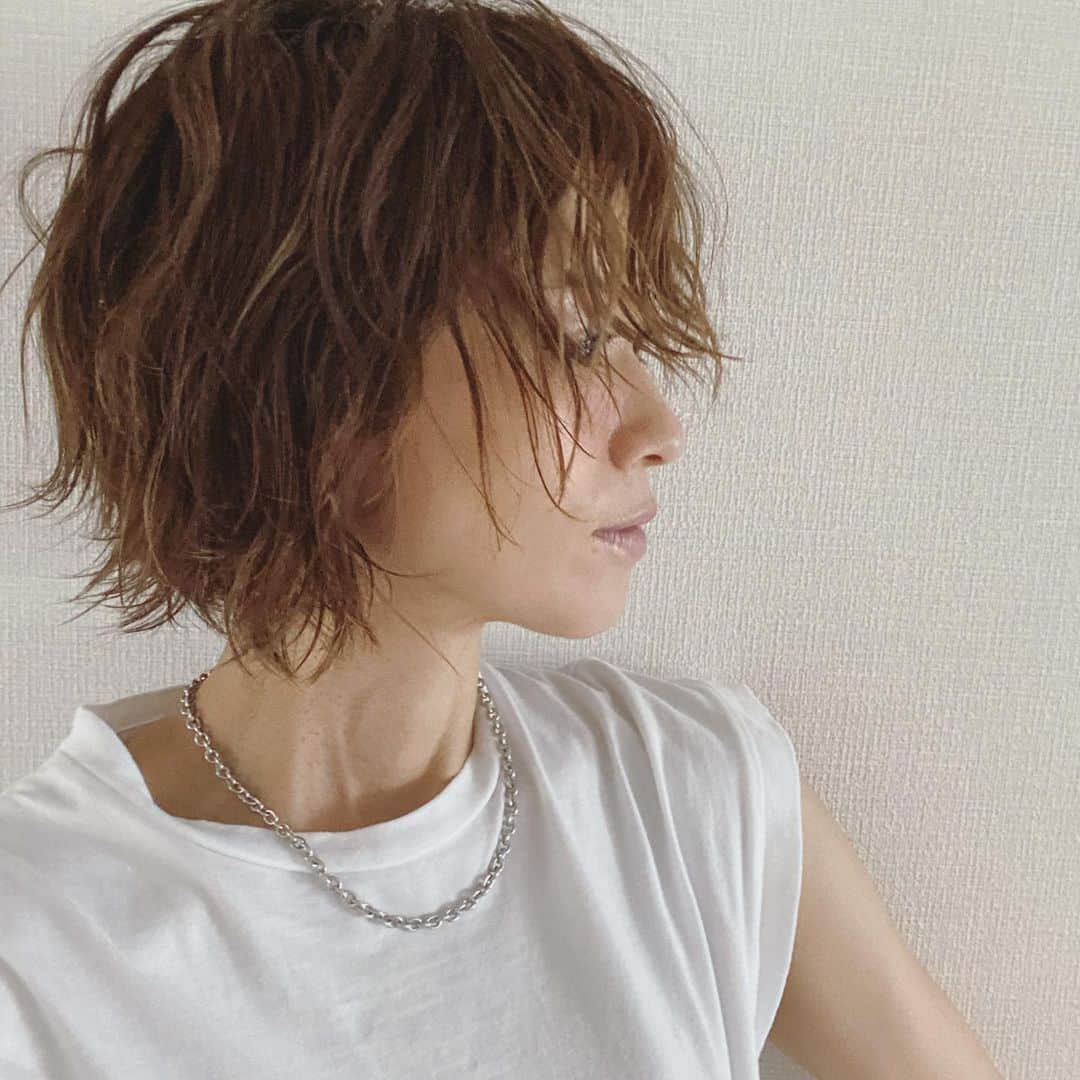 畑野ひろ子のインスタグラム：「@story_love40 撮影📷 今日は、ヘアメイクの @moriyukio_roi さんが、ニュアンスヘアを作ってくれました。 毎回、アイロンの使い方を見て少しでも真似したいと思うのですが、もちろん違った事になります😂」