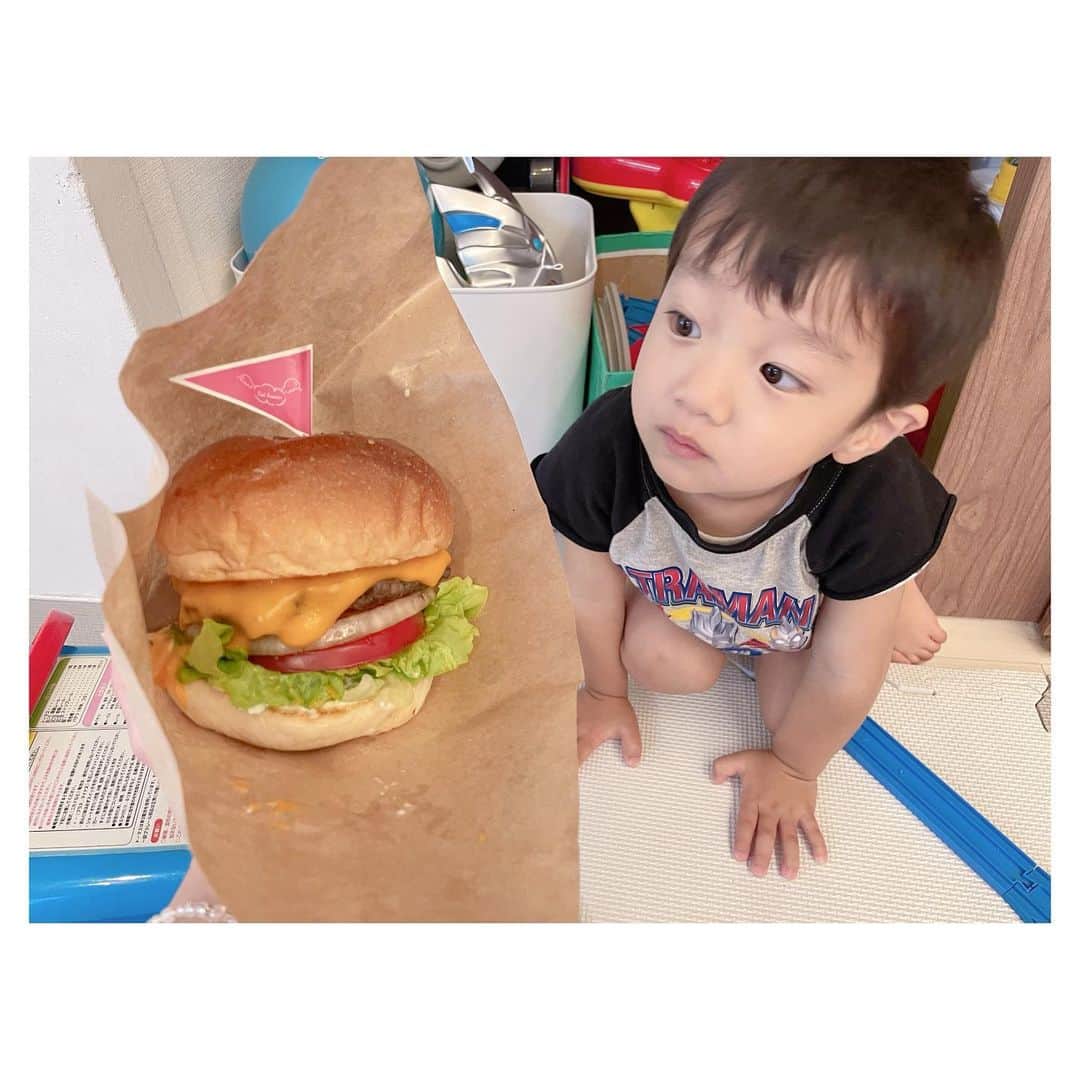 辻希美さんのインスタグラム写真 - (辻希美Instagram)「今日7月1日は @ciel_amour 4周年でございます🍔🙏💕💕"  って事で、今日のお昼ごはんはシエルのチーズバーガー🍔をUberして食べました😋🙏💕💕"  やっぱり美味しい❤️✨  5年目もCiel Amourを宜しくお願いします🙏🍔💕💕」7月1日 13時50分 - tsujinozomi_official