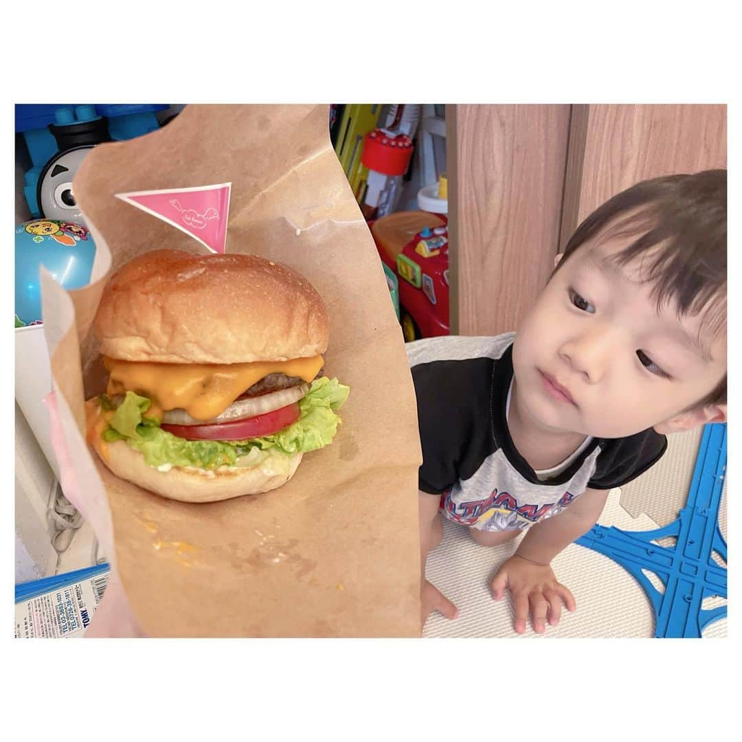 辻希美さんのインスタグラム写真 - (辻希美Instagram)「今日7月1日は @ciel_amour 4周年でございます🍔🙏💕💕"  って事で、今日のお昼ごはんはシエルのチーズバーガー🍔をUberして食べました😋🙏💕💕"  やっぱり美味しい❤️✨  5年目もCiel Amourを宜しくお願いします🙏🍔💕💕」7月1日 13時50分 - tsujinozomi_official