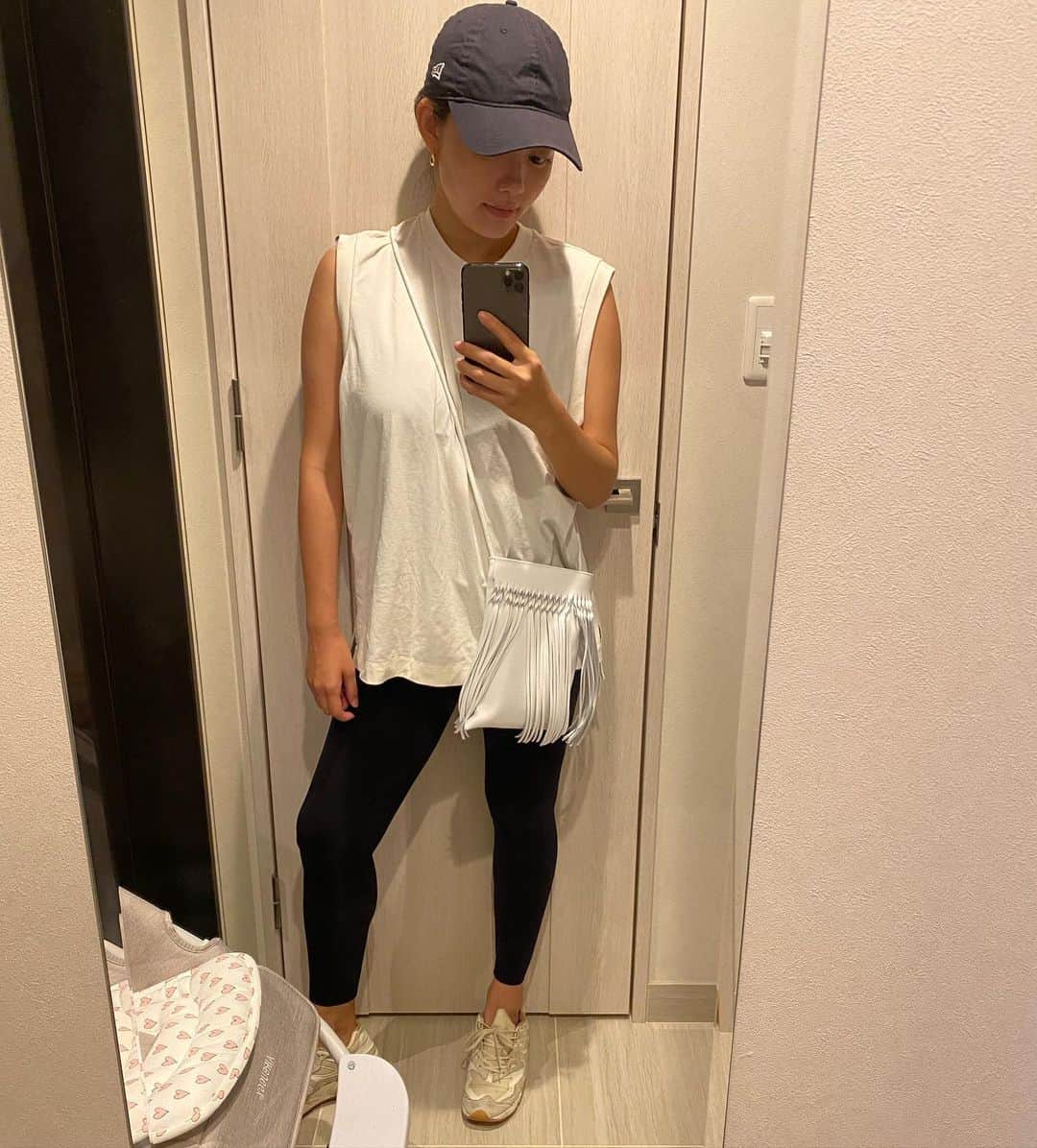 阿部優貴子のインスタグラム：「毎日のご近所コーデ。 授乳中だしヨダレだらけだし抱っこもするし暑いし。　 で、色々考えた結果、 この組み合わせにたどり着いた！ 各アイテムそれぞれ色違いあって毎日ルーティン👏  🧢 @newerajapan  👚 @uniqlo @mamekurogouchi  👖 @lululemonjp  👜 @nomadis 👟 @newbalance @emmi.jp   #ワンマイルコーデ#ご近所コーデ  #ママコーデ #授乳コーデ #お散歩コーデ #新米ママ　#あべゆきmamalife」