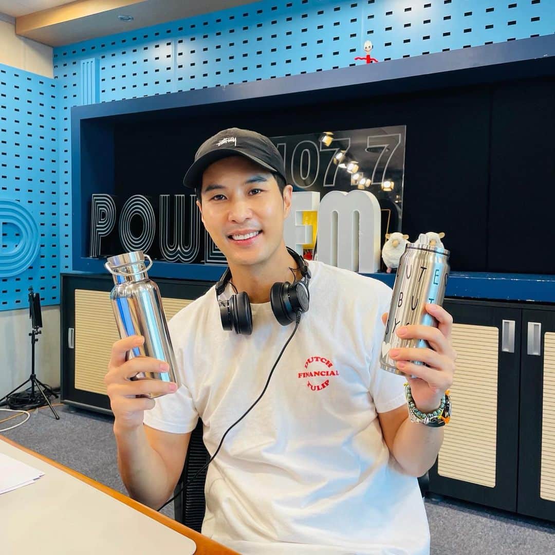 キム・ジソクのインスタグラム：「JTBC 수목드라마 #월간집 에서 함께 하고 있는  배우 정소민씨의  지목을 받아 환경부에서 진행하는 지구 지키기 프로젝트 #고고챌린지 켐페인에 동참합니다!🌎  우리가 살고 있는 지구가 더 이상 아프지 않게  우리 모두 작은 실천으로나마 동참해보아요🌈  👍🏻일회용 플라스틱 용기 사용 줄이기 👍🏻개인 텀블러 사용 👍🏻음식 남기지 않기 👍🏻#플로깅 #줍깅 하기  저와 함께 지구를 아껴주실 다음 주자는 지금 월간집에  같이 출연하고 있는 배우 정건주 @jrjswn 님입니다🙌🏻」