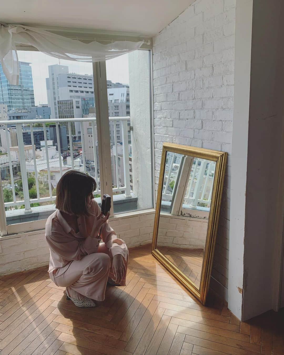 emmaさんのインスタグラム写真 - (emmaInstagram)「🪡　📝2021.04 e/s zine shooting offshot  いよいよ e/s 明日発売です🎀　@sly_official」7月1日 15時14分 - okss2121