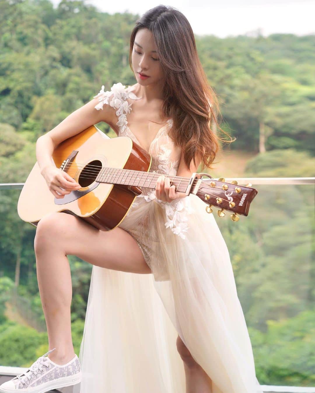 李元玲さんのインスタグラム写真 - (李元玲Instagram)「以後我結婚要穿球鞋，打guitar唱歌給他聽。」7月1日 15時14分 - cathrynli