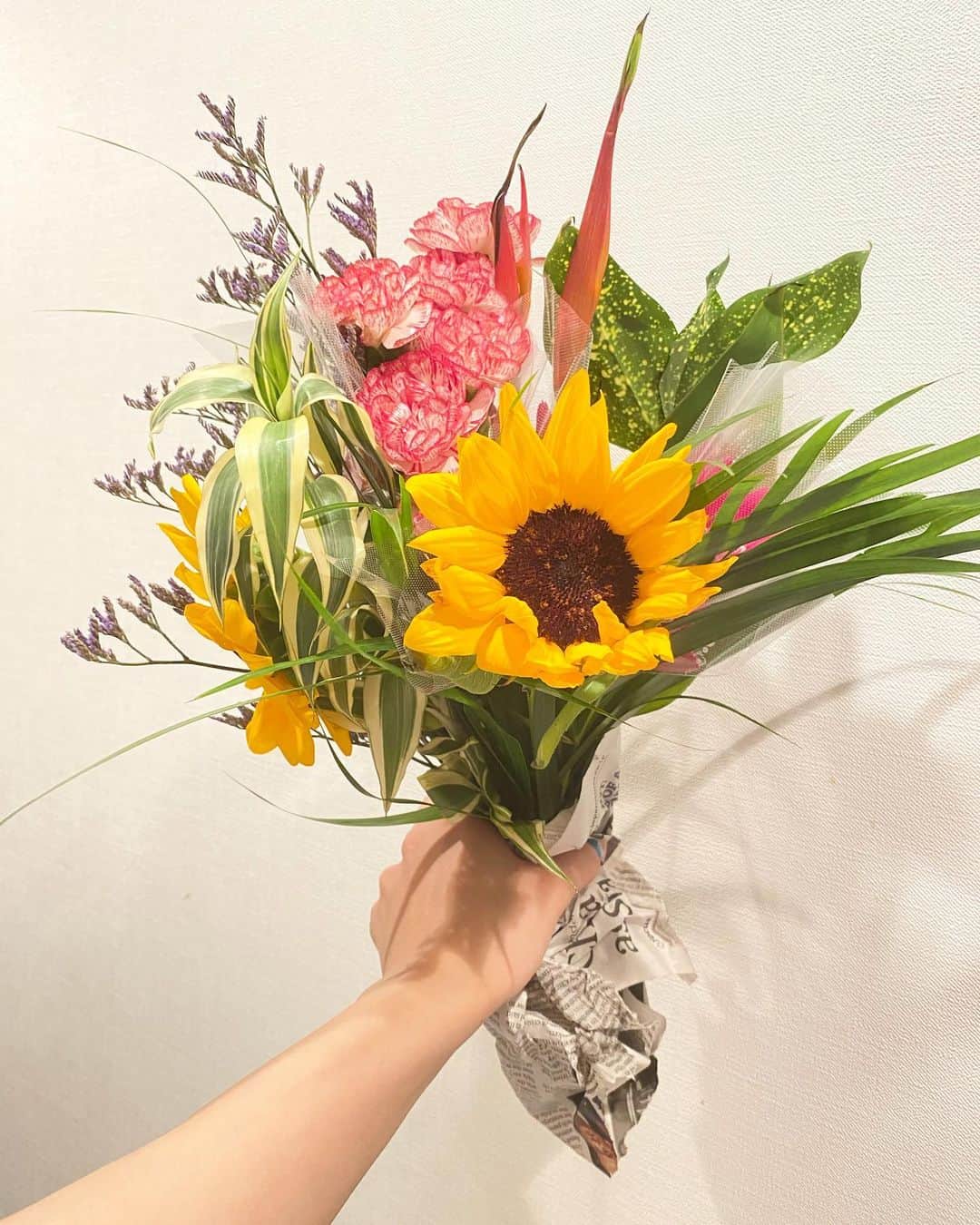 新藤まなみさんのインスタグラム写真 - (新藤まなみInstagram)「⁡ ⁡ ⁡ @pear___flower_  さんの今月のお花届いたぁ😆💕💐🌻🌺 ⁡ コロナウイルスの影響で 出荷される前に処分されてしまう花たちを救うプロジェクト✨ わたしも参加させてもらってます💓 ⁡ ちょー素敵やなと思ってます。 ⁡ #pearflowerproject では、毎月届く内容が違う おうちでお花が楽しめるセットが来るよ🌸 ⁡ ⁡ #お花　#flower #bouquet #spring #summer #autumn #winter #お花好きな人と繋がりたい　#花束　#花束みたいな恋をした　#花　#ブーケ」7月1日 15時18分 - manami_official_