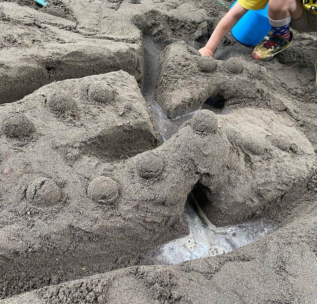 中越典子さんのインスタグラム写真 - (中越典子Instagram)「砂のアート 気持ち込めて息子と作っています 🪣🤣 集中する〜！  #公園 #砂場 #砂の城 #お砂場遊びは #夢中になるぅ #ハマる #蚊さえいなければ。#お尻さされるパターン笑」7月1日 16時08分 - nakagoshi_noriko.official
