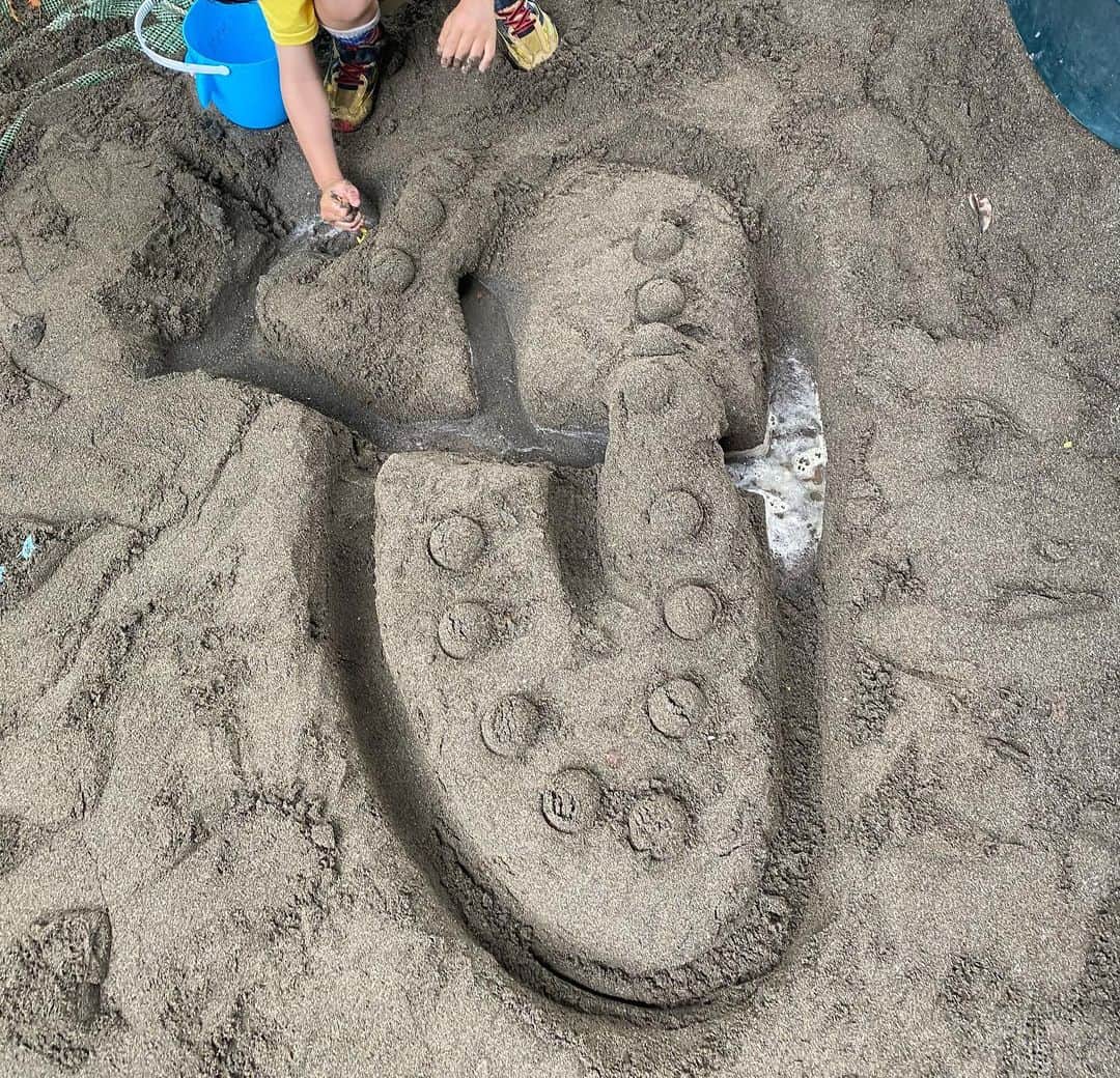 中越典子さんのインスタグラム写真 - (中越典子Instagram)「砂のアート 気持ち込めて息子と作っています 🪣🤣 集中する〜！  #公園 #砂場 #砂の城 #お砂場遊びは #夢中になるぅ #ハマる #蚊さえいなければ。#お尻さされるパターン笑」7月1日 16時08分 - nakagoshi_noriko.official