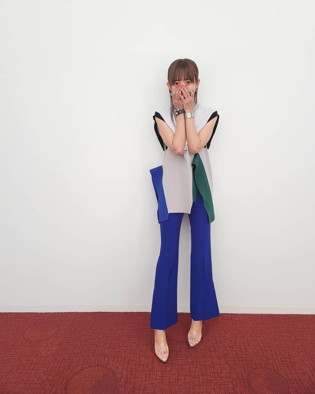 夏菜のインスタグラム：「スカパーの「Smile again！～人生宝箱～」のときのstyling💙  TOPS&PANTS @un3d_official bracelets&earrings @philosophy_arts @worldstyling.corp rings @codysanderson_hankyu_tokyo shoes stylist's own stylist @hatch_mamf」