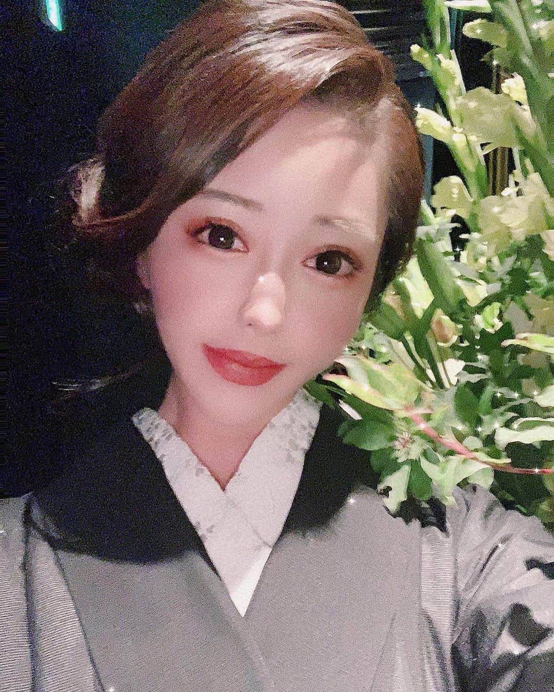 のインスタグラム：「#和装 🎐 年末は母の着物だったけど 今回は花ごよみさんでお借りした 黒地に金帯のお着物👘✨ . 今年の夏は浴衣着れるかな🎆 . . . . . . . . . . . . . . . . . #和装ヘア #和装ヘアアレンジ #kimono  #着物 #キャバ嬢 #ファブリック #周年イベント  #着物ヘア #着物レンタル #着物ヘアアレンジ  #着物コーディネート #着物女子 #着物ヘアセット  #着物コーデ #六本木 #ファブリック六本木  #キャバ嬢ヘアメイク #メイク #韓国メイク  #美容整形 #美容 #整形メイク #kimonostyle  #kimonofashion #japanesegirl #makeup  #followｍe #followalways #selfie」