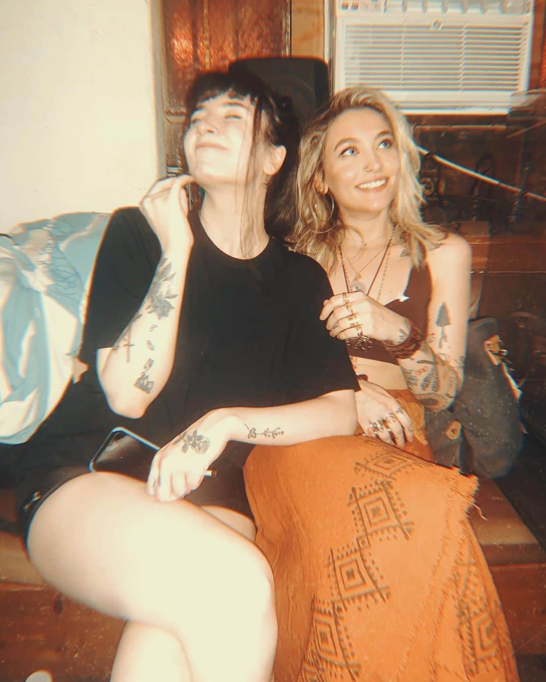 のインスタグラム：「sweating bullets at one of the coolest shows ever ♥️ @bsd.wav @royalandtheserpent」