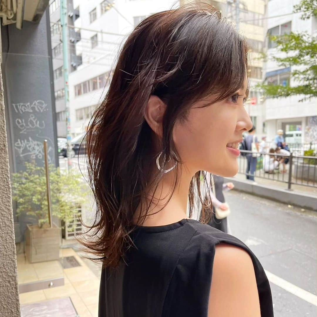 水嶋菜月のインスタグラム：「カラーとトリートメントしてもらいました💇‍♀️ 今年初めての全頭カラー🤍 赤味を消して落ち着いた色味にしてくれました✨ @roamer.hair」