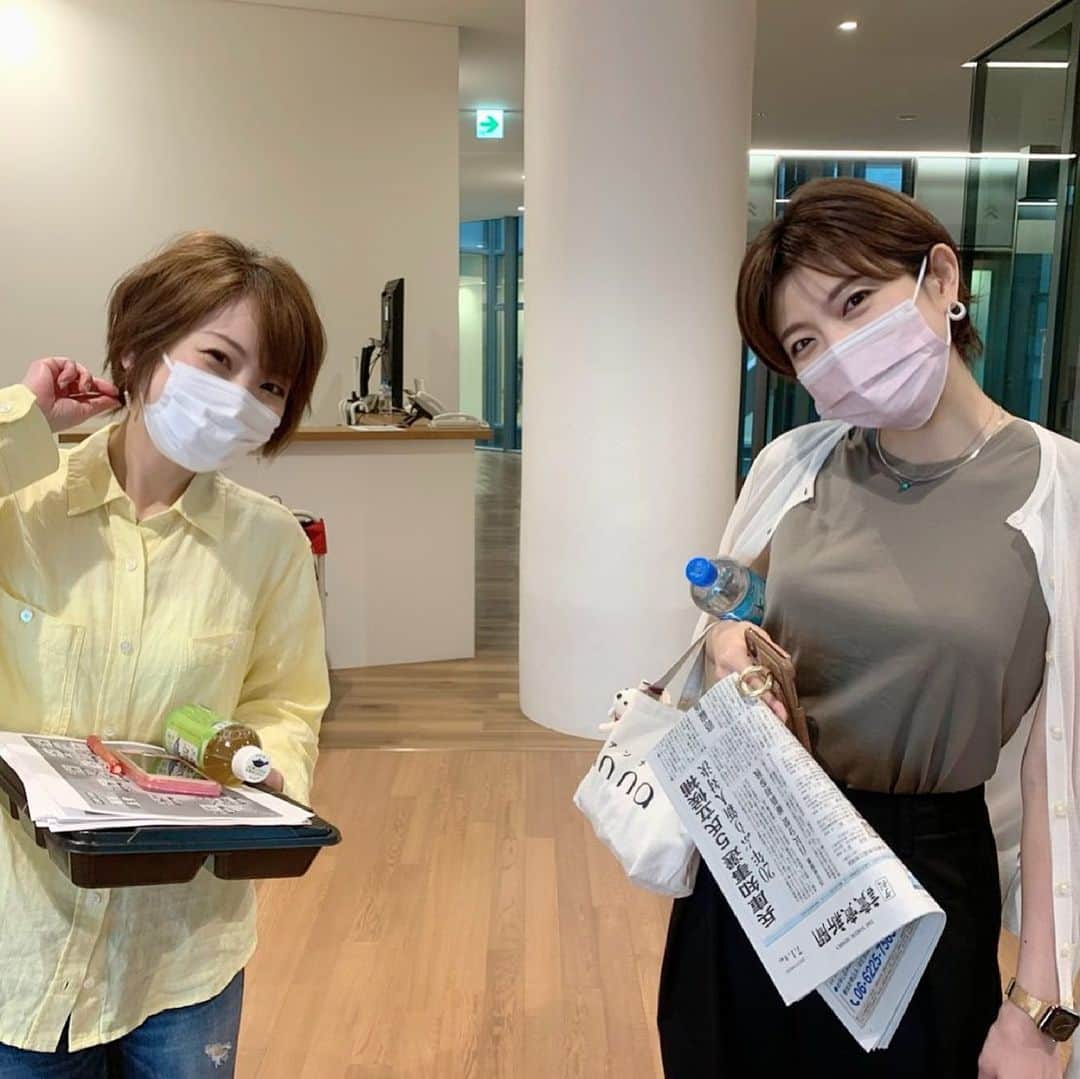 林マオさんのインスタグラム写真 林マオinstagram ミヤネ屋終わりの 奈良岡さんと ショート談義 私は今 前髪伸ばし中なんですが 鬱陶しくて もう今にも切ってしまいたい と思いつつも やってみたい髪型があって 我慢中なんです なぁんて