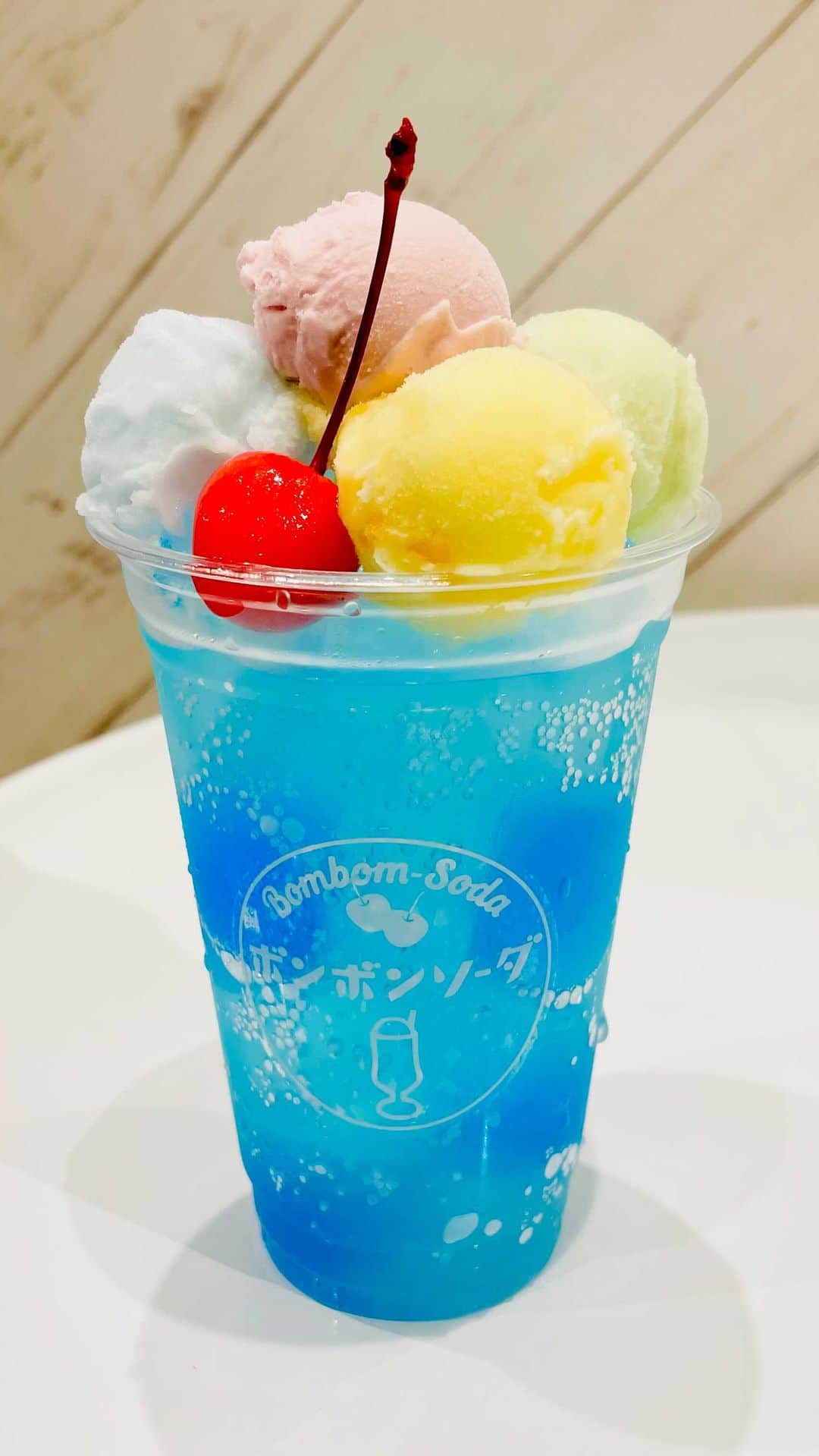 青木栄美子のインスタグラム：「。  今日もあついー🥵☀️ 冷たい炭酸が飲みたいー！！！ ってことで 富山市ファボーレ内に 21年7月1日オープンした クリームソーダ専門店 「ボンボンソーダ」さん🍹✨  オープン日のきょう さっそくお邪魔してきました！🏃‍♂️  なによりもこの夏っぽい カラフルなビジュアルがカワイイ❤️✨ ついつい写真を撮りたくなる👍  味は、ほどよい酸味と甘味で すごく飲みやすかったです✨ 子供から大人まで 楽しめると思います🍒✨  ７種類のフレーバーがあって、 お色もカラフル🌈  中にジェリーが入っていて 食感の変化も楽しめます✨  @bombom_soda   #クリームソーダ #クリームソーダ専門店 #ボンボンソーダ #映え #映えスポット #見てるだけで可愛い #夏はソーダ #暑い日にぴったり #富山のカフェ #ファボーレ #青木栄美子 #フリーアナウンサー #富山のインフルエンサー」