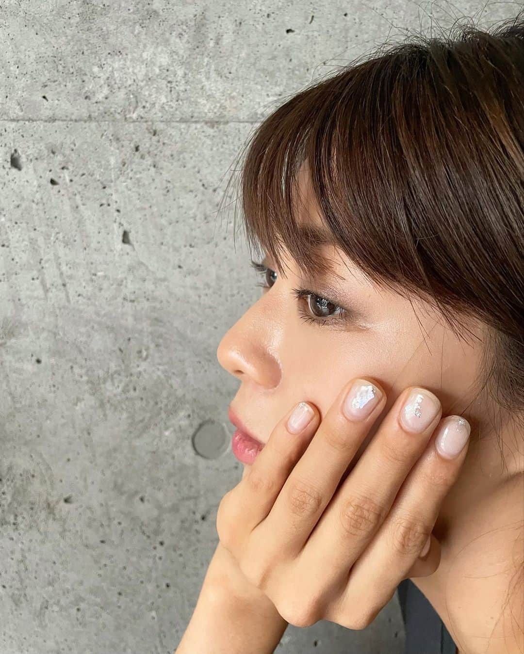 わちみなみのインスタグラム：「⁡ ド ⁡ @jun2116_official  ナチュラルなシェルをイメージした ショートネイル ⁡ というかシェル🕊 フットもかわいいんですよ。 貝の裏側のキラキラ本当に大好き。 ちっちゃいときよく集めてた。　　  じゅんさんのネイルが大好きすぎて、 またお願いするのがいつも楽しみなんだ☺️ ⁡ #ネイル　#nail #シェルネイル　#わちネイル　#夏ネイル #夏ネイルデザイン」