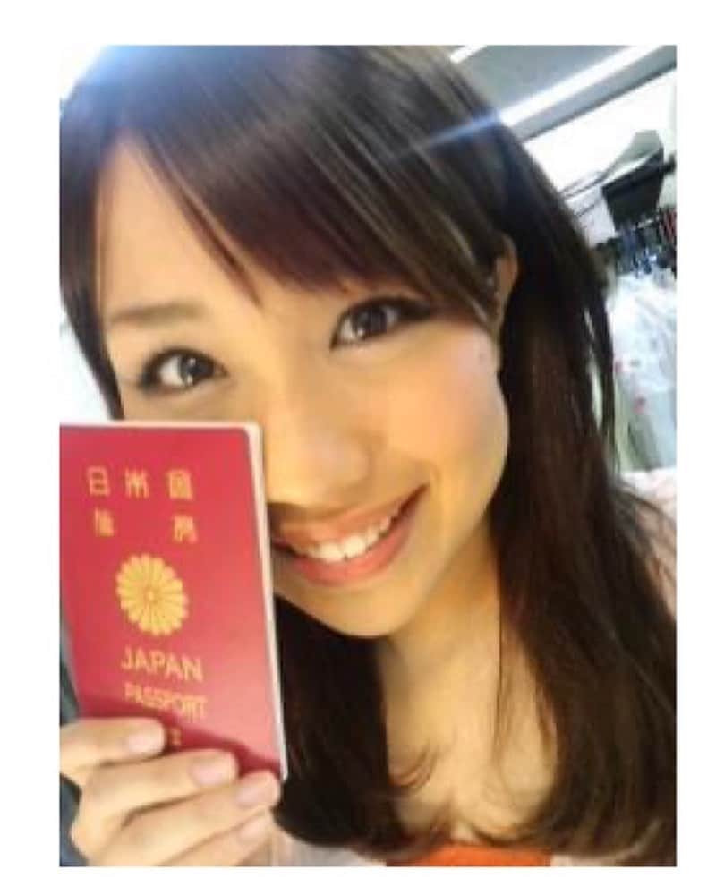道岡桃子さんのインスタグラム写真 - (道岡桃子Instagram)「パスポートの更新に来ました！  つまり・・・  初の海外ロケから丸10年経ったということです！  信じられない〜。  とりあえず、 黄色い服を着ていることは変わりないようだ（笑）  #パスポート #海外ロケ  #アナウンサー #女子アナ  #局アナ #アナウンサー #ニューカレドニア #海外  #リポーター #旅行  #旅してちょうない  #newcaledonia #sea」7月1日 17時26分 - momoko_ana