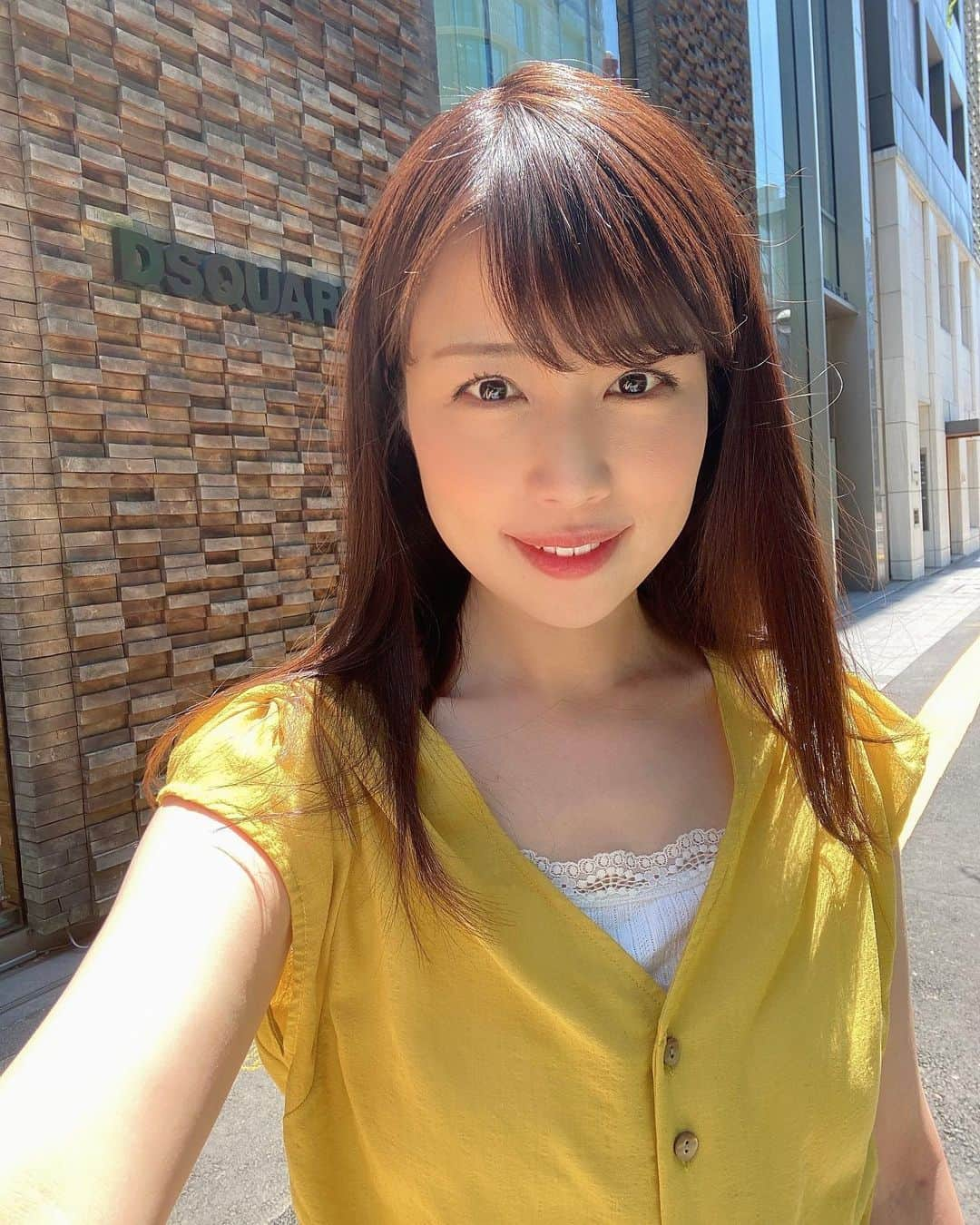 道岡桃子さんのインスタグラム写真 - (道岡桃子Instagram)「パスポートの更新に来ました！  つまり・・・  初の海外ロケから丸10年経ったということです！  信じられない〜。  とりあえず、 黄色い服を着ていることは変わりないようだ（笑）  #パスポート #海外ロケ  #アナウンサー #女子アナ  #局アナ #アナウンサー #ニューカレドニア #海外  #リポーター #旅行  #旅してちょうない  #newcaledonia #sea」7月1日 17時26分 - momoko_ana