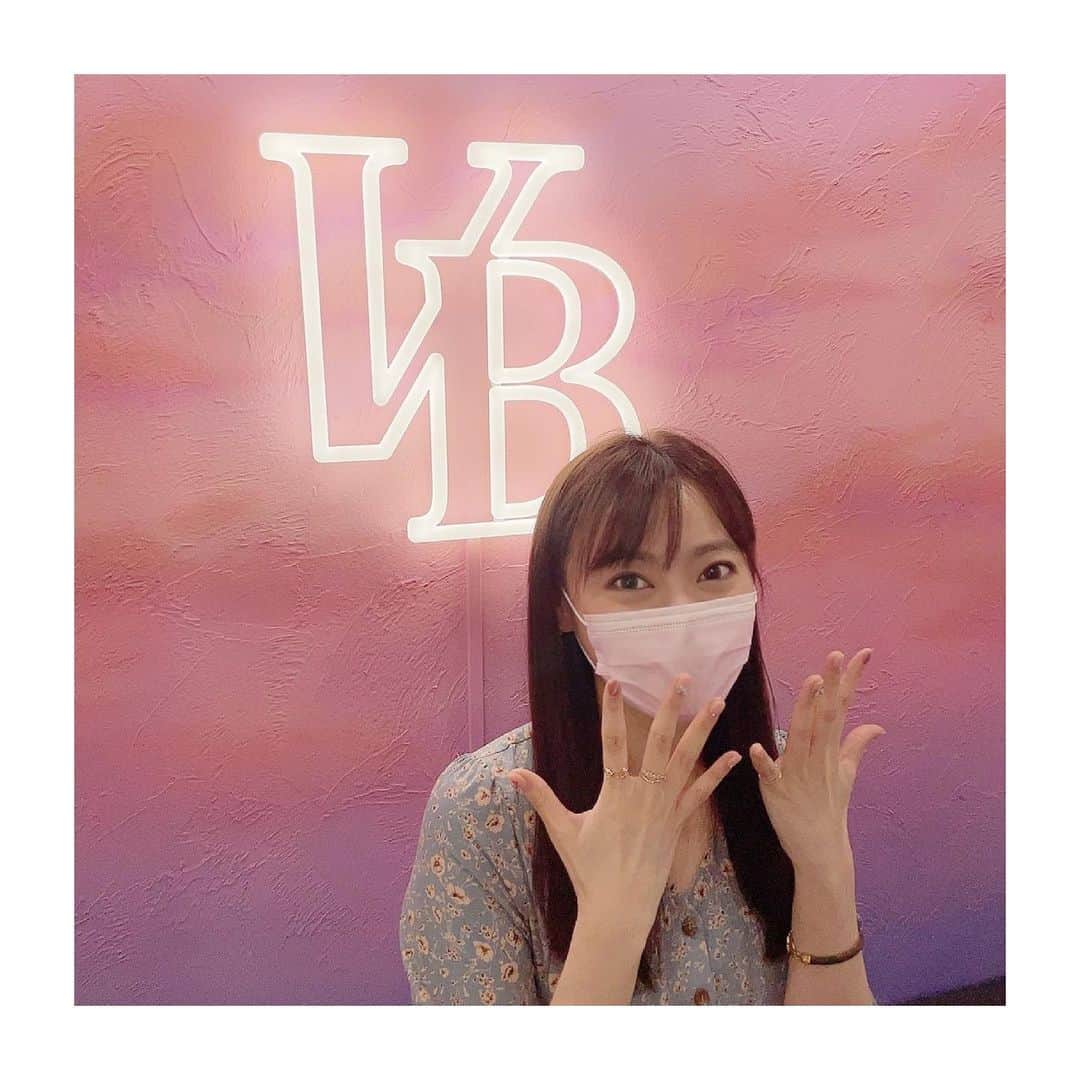 松本圭世のインスタグラム：「. まつかよの今のネイルを見てほしい〜💅💕  可愛い系にしてもらったんだけど 親指に中と發♡♡笑 さりげなく麻雀好きアピール😎😎✨  ビーナスベルト @venusbelt_official  でやってもらったよ！ 最高だね😭♡  パリジェンヌラッシュリフト もやったよ〜！！ まつ毛パーマの進化系みたいな？ （わかってない） まつ毛を根本からあげてくれてまじ最高😭😭 ビューラーなしでめっちゃ楽😭😭  毎月通う！！ また新しいネイル報告するね〜♪  #ネイル　#パリジェンヌラッシュリフト　#ビーナスベルト　#渋谷　#麻雀ネイル #女子アナ　#フリーアナウンサー　#アナウンサー　#instagood #followme」