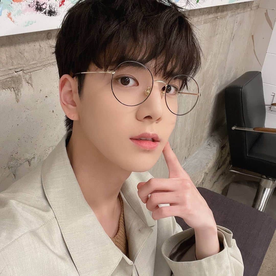ヨンフンのインスタグラム：「(영훈) 꿀잼 🤓 #THEBOYZ #더보이즈 #YOUNGHOON #영훈」