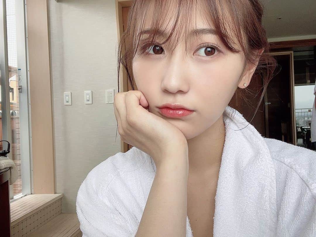 のインスタグラム：「グラビアの撮影でした😉💓  #グラビアのために前日に山登りした #その効果が出てたと思います #久しぶりにあったスタッフさんに綺麗になったって言われた #嬉しい #久しぶりに過去の写真見たら #顔デブすぎて驚き #2枚目 #2年前のドラ恋の時の写真 #これで恋愛しに行ってたのか #そりゃ最初は誰からも選ばれないわけだ #今ならモテたのかな #人は努力で生まれ変われる #頑張ろ」