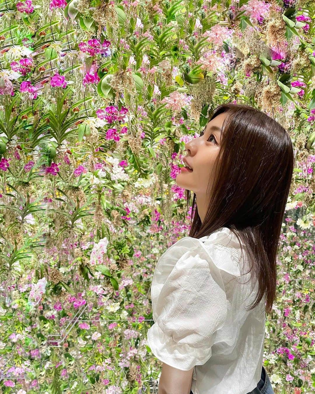 林ゆめさんのインスタグラム写真 - (林ゆめInstagram)「teamLab Planets TOKYO の新しいアート☺️ ⁡ 一面に蘭のお花が広がってて本当に素敵だった💐 もうひとつのアートは触ると色が変わるよ💜 ⁡ 新エリアは明日OPENです！ カップルや友達で行ったら絶対楽しい👫🏻🤍 いつ行っても何回行っても楽しい😌 ⁡ #私は安定にマネージャーと #行ってまいりました #YouTubeも撮ったので #後日upします   #teamlabplanets」7月1日 19時54分 - ___yuume.18