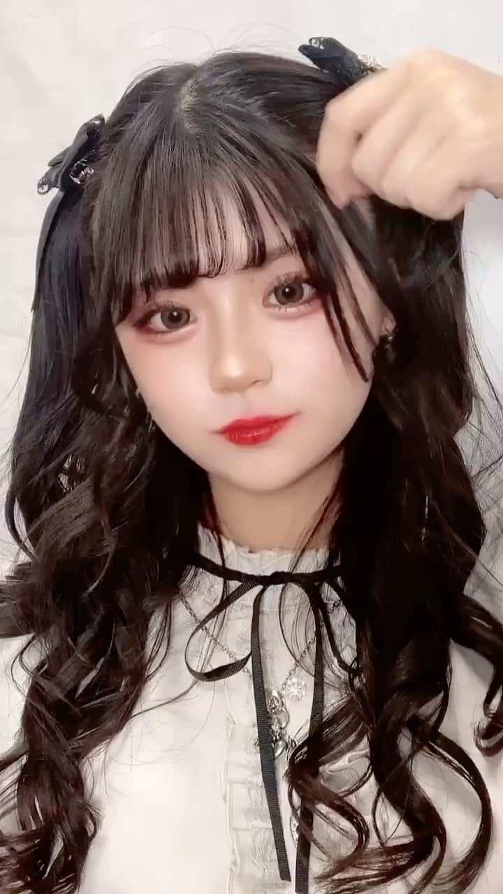 のインスタグラム：「ジェットゴキちゃんてす。 # ひろみ郷みたいに言うな ⁡ その人気は誰もが納得の 国士無双状態で ⁡ つまり、ゴキジェッてるわけです。 # そういう使い方するのかよ # たぶん広範囲の意味で使える用語 ⁡ あまりの可愛さゆえに 彼女に恋をする 初心な少年たちも多く ⁡ 以前、DMに少し重めの相談が届き、 ⁡ 『将来、新卒でアース製薬に入社すれば、 （ゴキジェットプロを作ってる会社） 少しは、、、ほんの少しは！！ 彼女に僕の気持ちは届きますでしょうか？』 ⁡ と、人生をかけてる男の子もいて、 ⁡ 『たぶんアースに就職しても フラれるときは、 フラれますよ、秒速で。』 ⁡ # ゴキジェットだけに ⁡ と、月並みな回答をしておきました。 ⁡ 人間は恋をすると チンパンジー並みに判断能力が落ちる という研究結果があるそうですが まさにそれが証明された瞬間でした。 ⁡ # 明らかに頑張るポイント間違ってるだろ ⁡ でも可愛い少年ですね。 恋は盲目とはこのことです。 #止まらない恋愛決壊警報 ⁡ ⁡ また他には ⁡ 『ゴキジョットちゃんかわいい、』 ⁡ と、シンプルに誤字ってる男子もいて フリックをミスらせるほどの 可愛さだったということでしょう。 ⁡ 長くなりましたが つまり何が言いたいのか というと・・・ ⁡ ・・ ⁡ 彼女、地雷がめっちゃ似合いますね。 # やっぱり文章へたくそか # ぴえん ⁡ ⁡ 編集部からは以上でーす。 ⁡ ⁡ 【本日のモデルさん】 @pi_ch.jp  ⁡ てぃっくとっく⇒ ゴキジェット ⁡ ⁡ ぜひ投稿の下にある 飛行機マークからシェアして いただけると嬉しいですっ‪⸜‪‪☺︎‬⸝‬‪‪ ⁡ ⁡ ━━━━━━ ▼ 開催中 ━━━━━━ ⁡ フォロワーさんが 推してる高校生を ご紹介させて頂いてます！ ⁡ 総選挙スタイルで、国民が選ぶ 『今、日本一モテてる高校生』を 掲載しているインスタになってます！ ⁡ 全国の芸能事務所 各メディア、各雑誌の編集部 またプロデューサーの方々と 提携していて 新人発掘にも協力しています！ ⁡ ⁡ ━━━━━━━ ⁡ PS. 女子高生ミスコン 2021エントリー受付中です！ ⁡ プロフィールのリンクから どうぞ♪ @teen_trend_tv ⁡ ━━━━━━━ ⁡ #地雷  #地雷メイク  #地雷系女子  #地雷女  #ぴえん #ゴキジェット  #高校生 #jk #jkブランド #jkの素敵な思い出 #女子高生 #TikTok  #ティックトック #てぃっくとっく #ティックトッカー #美少女 #美少女図鑑 #可愛い女の子  #美人 #可愛い #可愛すぎ #コンカフェ  ファッション #制服 #コスプレ #可愛すぎる #コスプレ女子  #モデル」