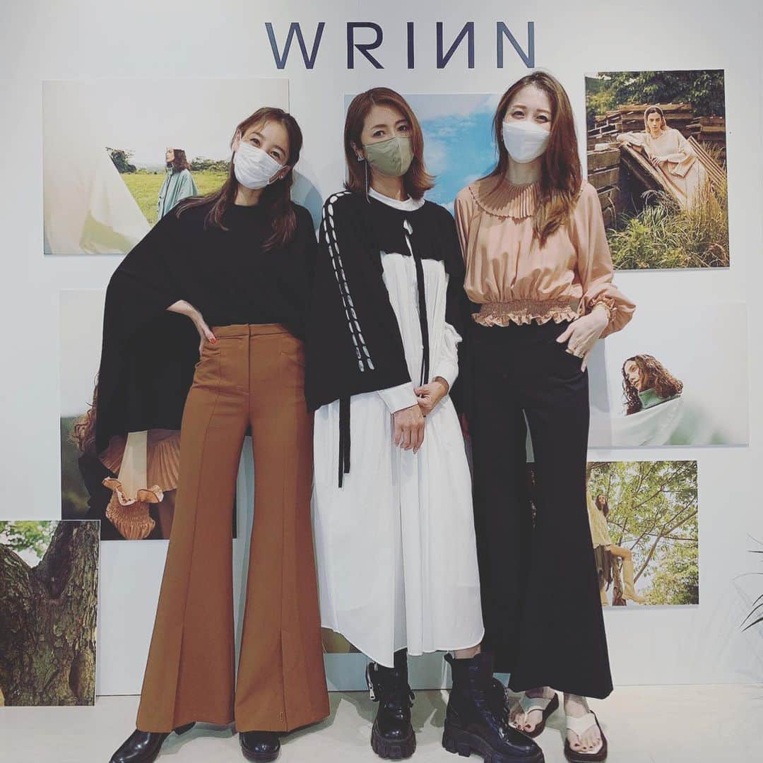 大桑マイミのインスタグラム：「WRINN の展示会へ。 　@yukimikawashima さんの 素晴らしい思いのつまった お洋服。 試着したパンツのラインが綺麗でストレッチがきいていて履き心地抜群。着ているニットも さらっとして心地よく、ポンチョのような変形ニット🧶がとてもかっこよくて品があって素敵でした。  はやくも秋が来るのが待ち遠しい！　はやく着てお出かけしたい🤲🤍🤍🤍かなと久しぶりに会えて嬉しかった。　相変わらずスタイルがすごすぎる🙌🙌❣️❣️」