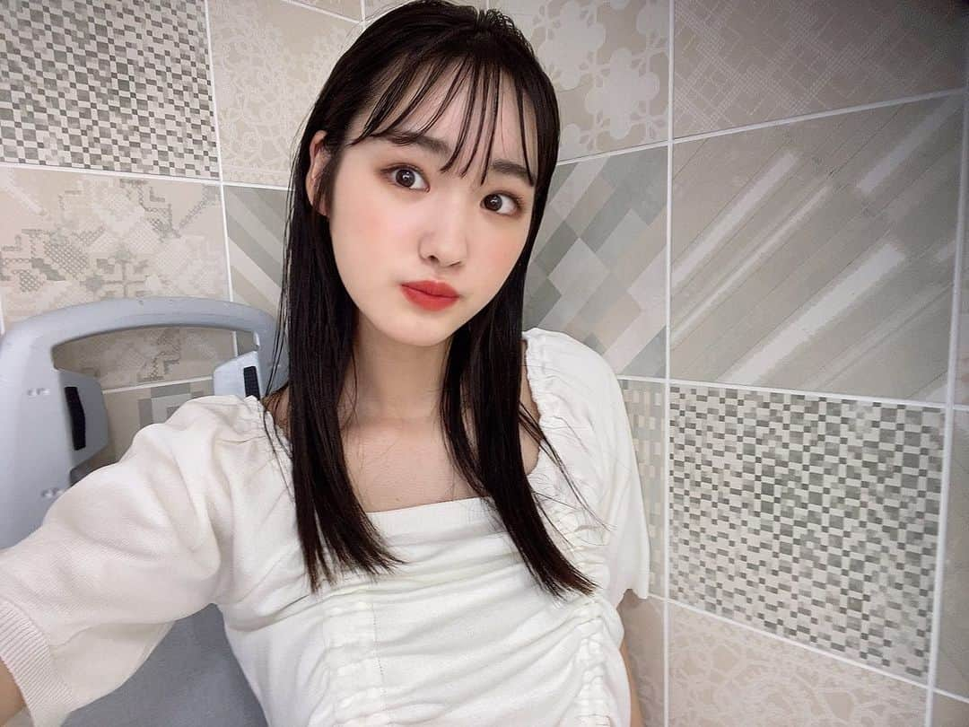 組橋星奈さんのインスタグラム写真 - (組橋星奈Instagram)「・ ・ ・ ニコラ8月号が発売されました〜！！ 表紙は可愛いメアリちゃんのピン表紙です🌼🌼 ・ 付録はピンクラテのミルクラテカラークリアポーチです✨ 流行りのメッシュで筆箱として私は使ってるよ〜！ 可愛いのでみんなにも使って欲しい！！！ ・ ・ 夏にピッタリ盛り沢山な企画いっぱいです！ 是非ゲットしてね🎶🎶 ・ ・ ・ ・  #組橋星  #ニコラ  #ニコラ8月号」7月1日 19時57分 - sena_kumihashi0716