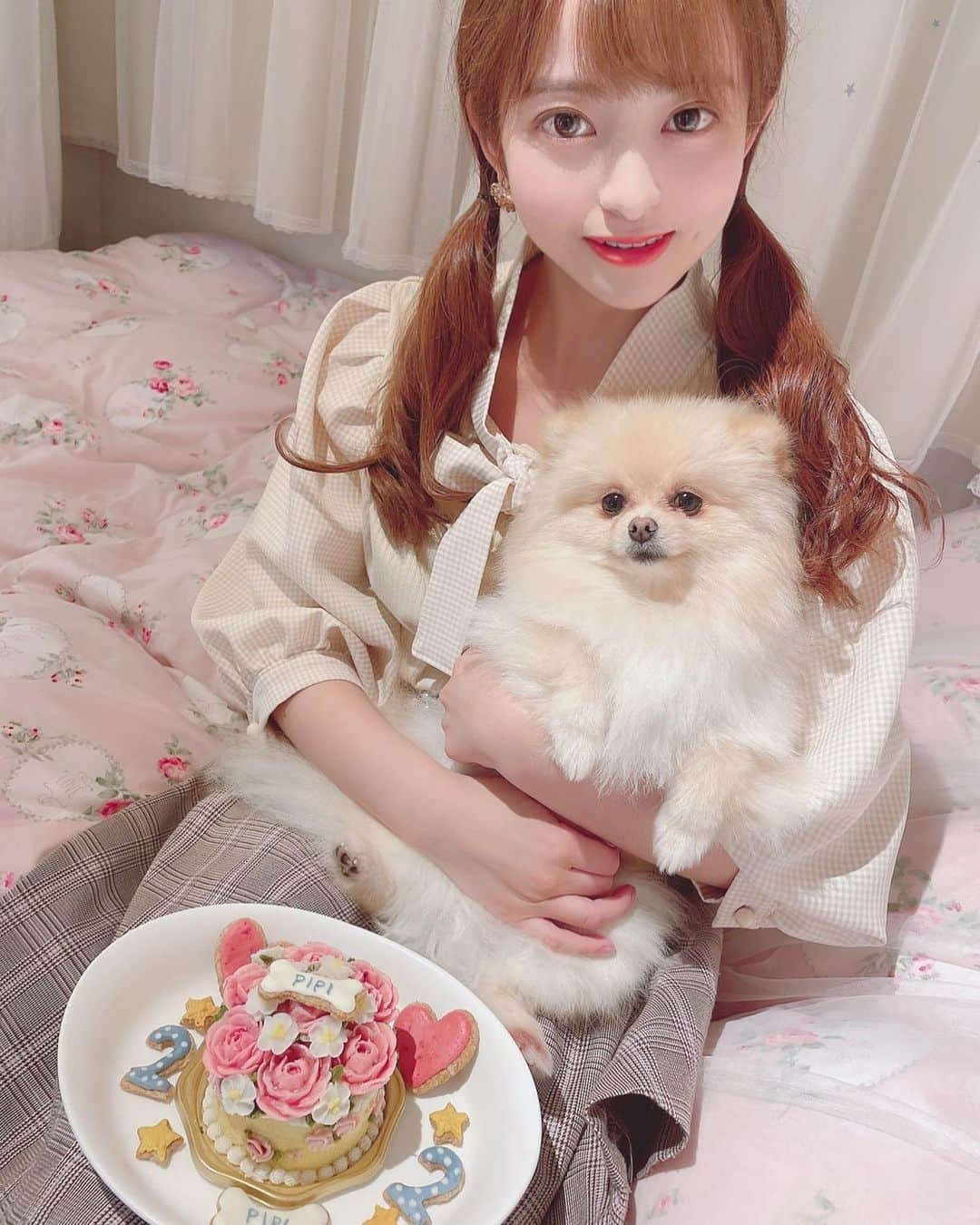 桜もこさんのインスタグラム写真 - (桜もこInstagram)「ぴぴの2歳のお誕生日🐶💗 ケーキは @dogcat_cakeshop_atelier_cadog  さんで注文しました🎂  #ポメラニアン　#愛犬　#ぴぴ　#ケーキ　#祝　#🎁　#happybirthday #japanesegirl #japanesemodel #instagram」7月1日 20時00分 - mokochan319